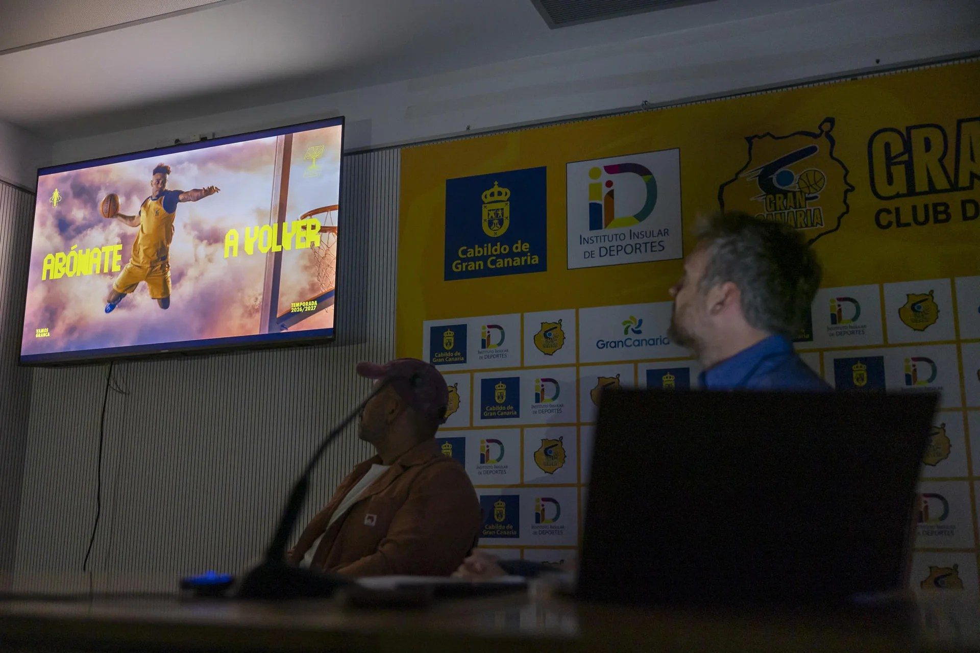 El director comercial y de marketing del Club Baloncesto Gran Canaria, Paris García (d), y el director creativo de 22grados, Miguel Moiaty (i), presentaron este lunes la campaña de abonados para la temporada 2026/2027. EFE/ Quique Curbelo