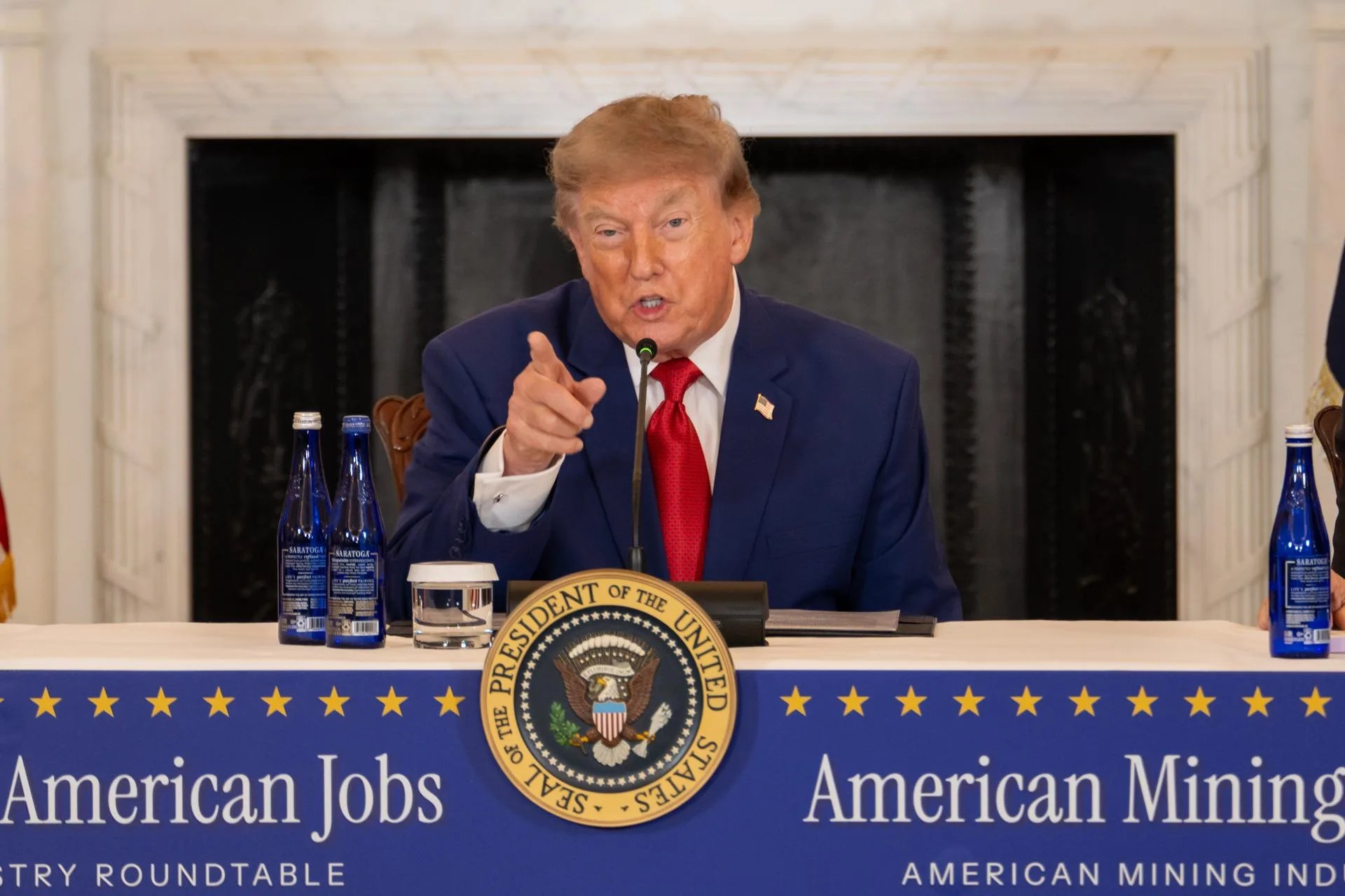 (FILE).- US President Donald Trump speaks during an American Mining Industry Roundtable at the State Department in Washington, DC, USA, 07 August 2026. EFE/EPA/MATT KAMINSKY