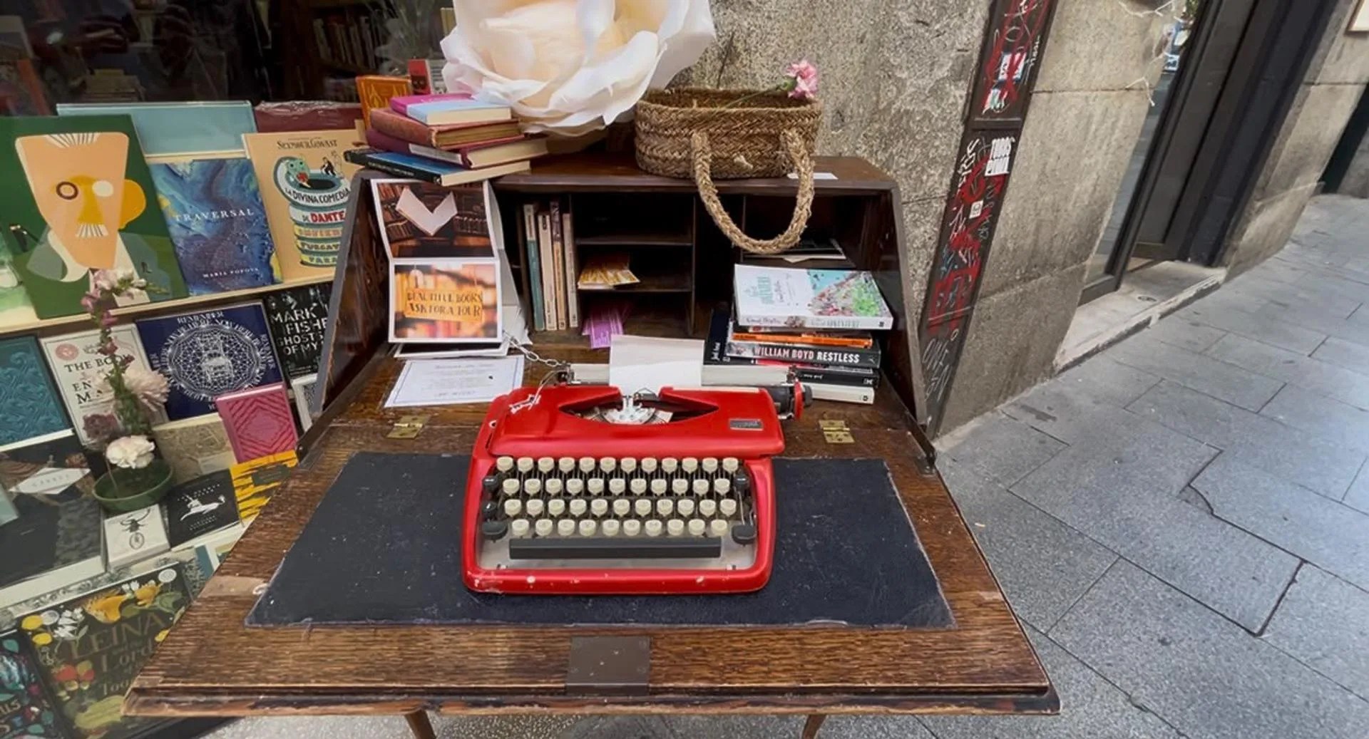 Máquina de escribir que la librería Desperature Literature ha sacado a la calle con motivo de las fiestas de La Paloma. EFE/Diego Grau
