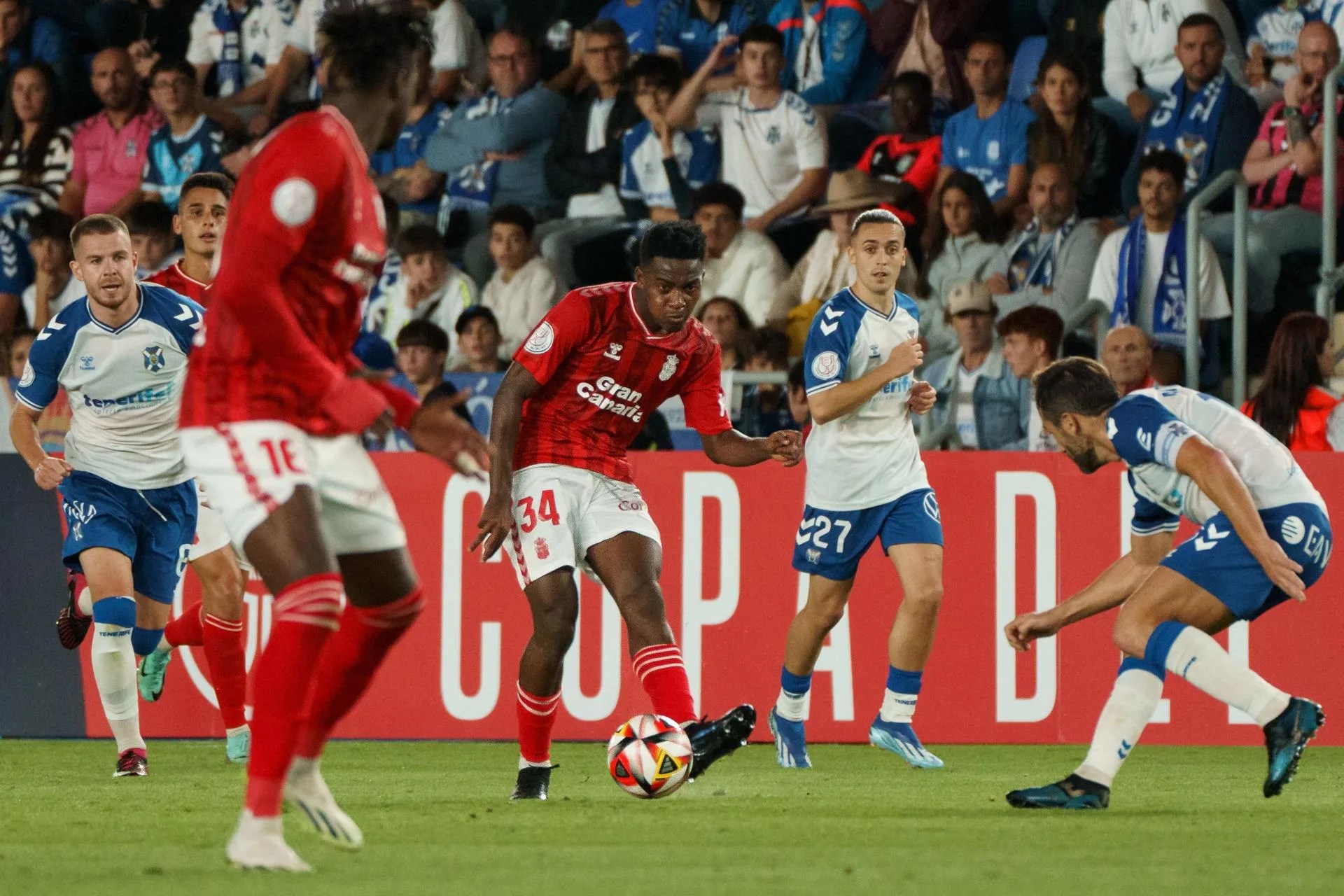 Imagen de archivo del futbolista costamarfileño de la UD Las Palmas Aboubacar Bassinga (c), uno de los nombres que suenan para salir cedidos en los últimos días del mercado estival. EFE/Ramón de la Rocha