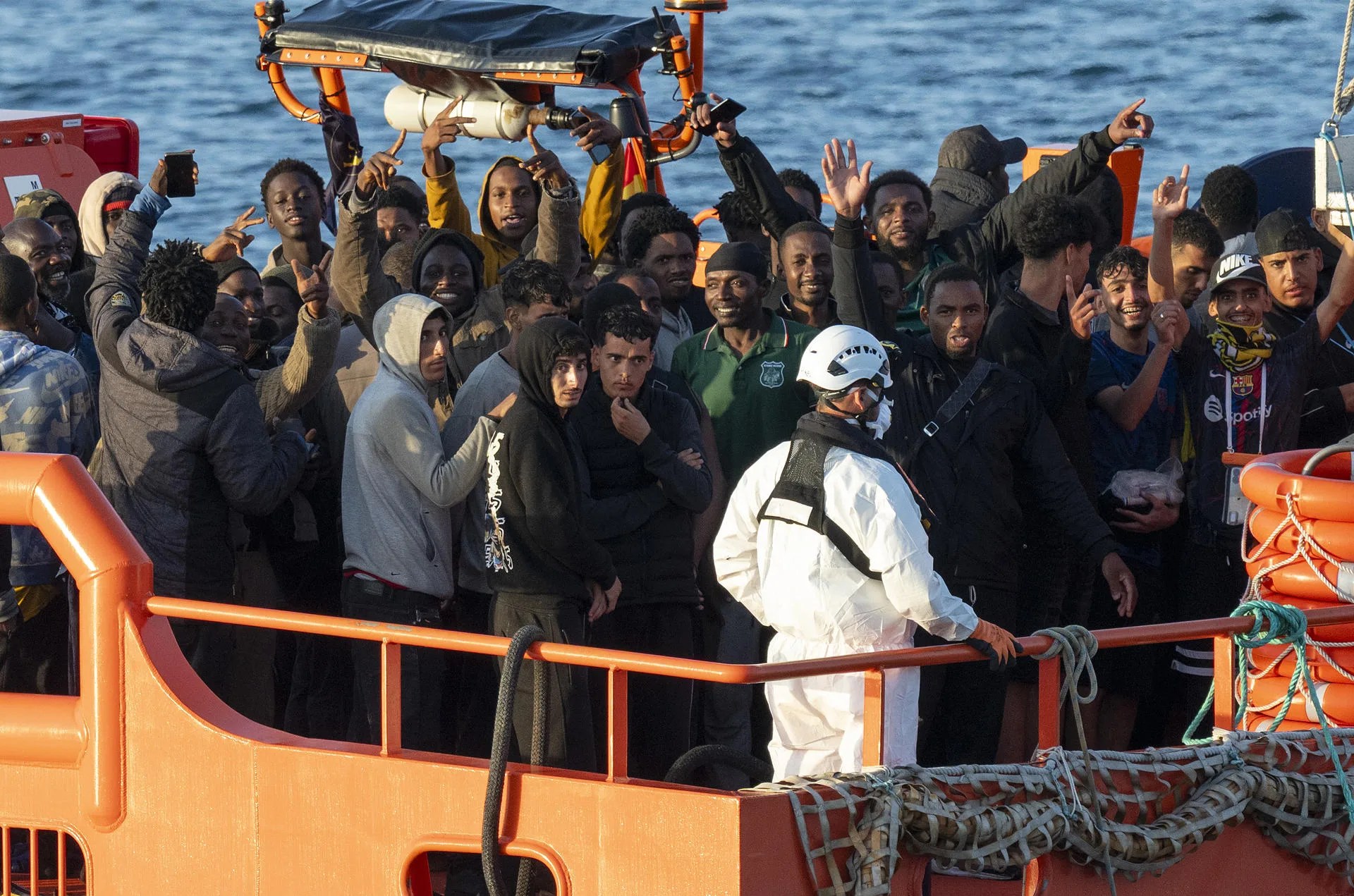 El buque de Salvamento Marítimo Guardamar Urania ha rescatado en la madrugada de este jueves una tercera embarcación con 105 personas de origen magrebí y subsahariano a 59 millas al noreste de Lanzarote. En la imagen, el momento de la llegada de los rescatados al puerto de Arrecife. EFE/ Adriel Perdomo