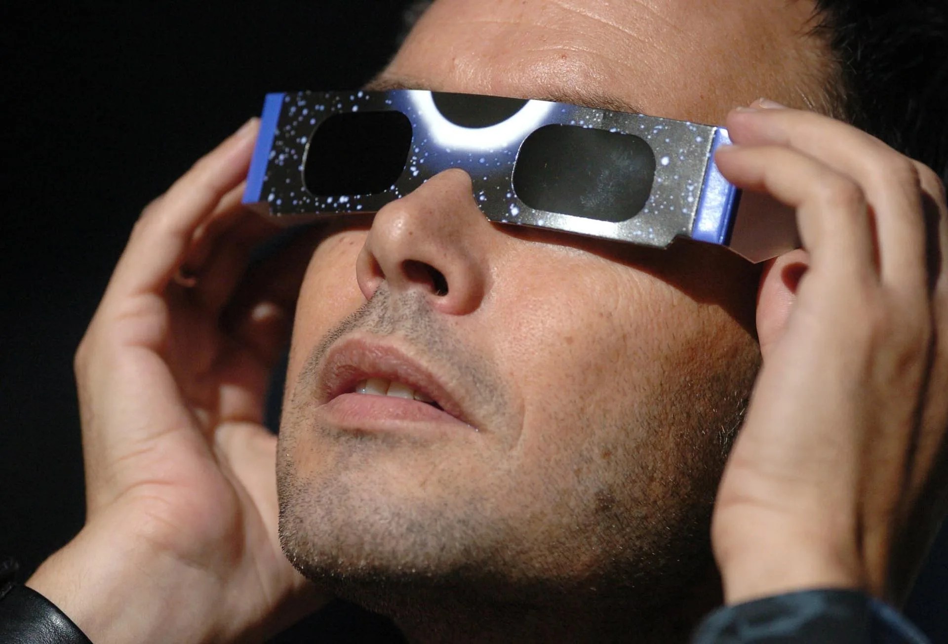 Imagen de archivo de un hombre con unas gafas para ver un eclipse solar. EFE/Guido Manuilo