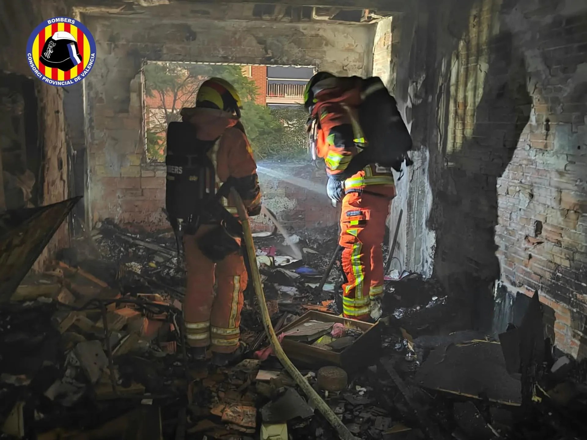 Imagen cedida por el Consorcio Provincial de Bomberos de Valencia del incendio en una vivienda en silla que ha afectado a 16 personas, que han tenido que ser atendidas por inhalación de humo y ansiedad.
