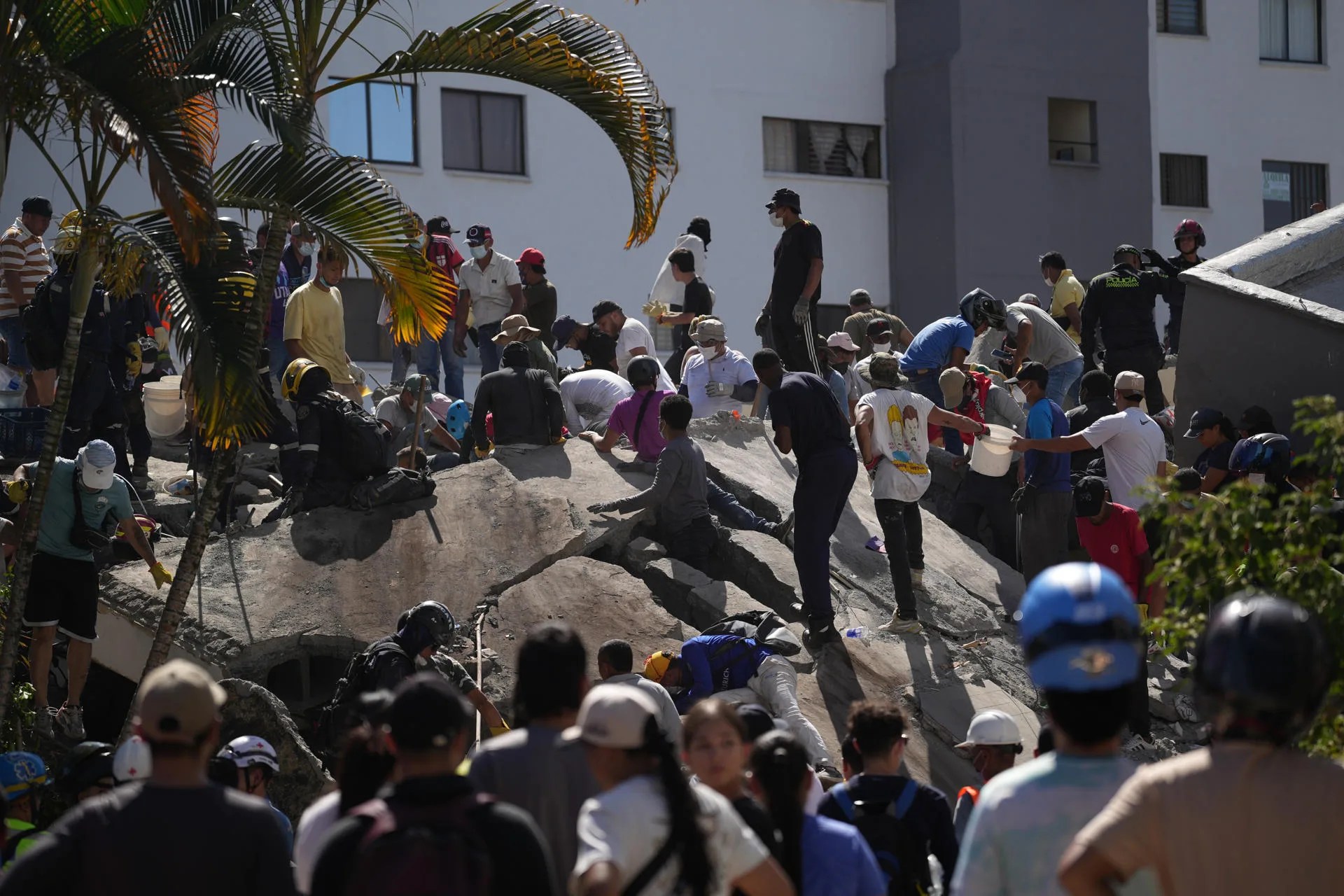 Rescue workers are on the scene at a building that collapsed due to the 7.4-magnitude earthquake that struck the country, in Cali, Colombia. Aug. 10, 2026. EFE/ Ernesto Guzmán Jr