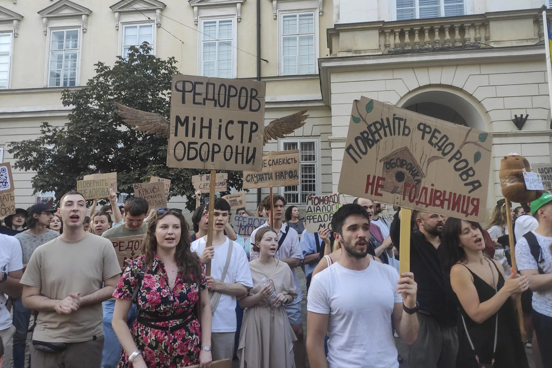 Thousands of protesters across Ukraine continue to demand that Mykhailo Fedorov be reinstated as defense minister and are calling for clearer communication from President Volodymyr Zelenskyy following the incomplete reshuffling of his leadership. Aug. 16, 2026. EFE/ Rostyslav Averchuk
