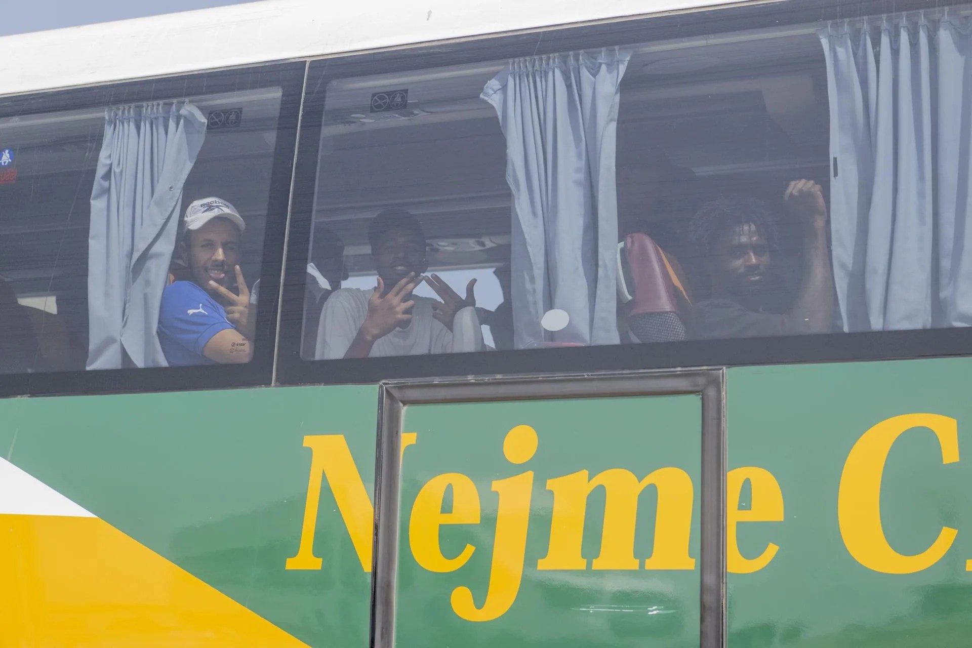 FNIDEQ (Morocco), 01/08/2026.- Migrants ride a bus provided by Moroccan authorities in Fnideq, Morocco, 01 August 2026, for transport to their home cities after returning from the Spanish enclave of Ceuta. EFE/EPA/JALAL MORCHIDI