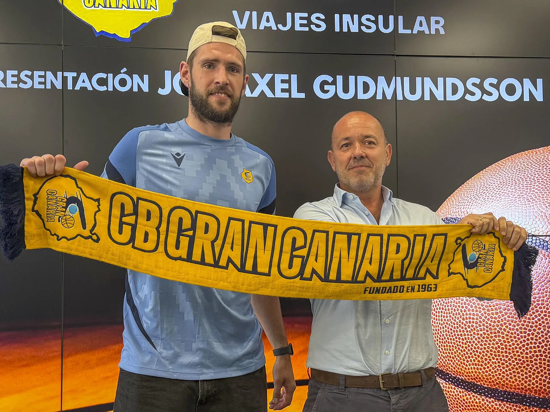 El club Baloncesto Gran Canaria presentó este martes a su nuevo fichaje, el base islandés Jón Axel Gudmundsson (i). EFE/ Pablo Herrera