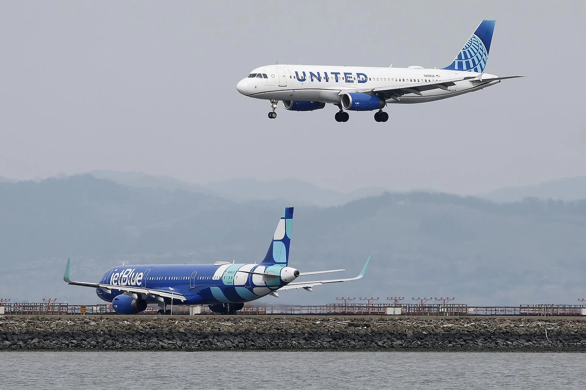 Aeronave de la compañía United Airlines, en una imagen de archivo. EFE/J. G. Mabanglo
