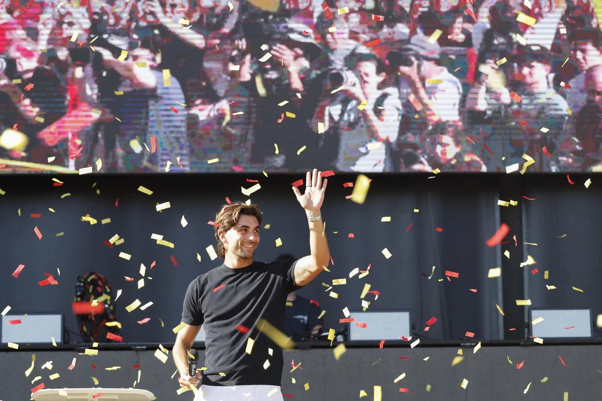 El delantero de la selección española de fútbol Ferrán Torres, durante el homenaje recibido este viernes en su pueblo, Foios. EFE/Ana Escobar
