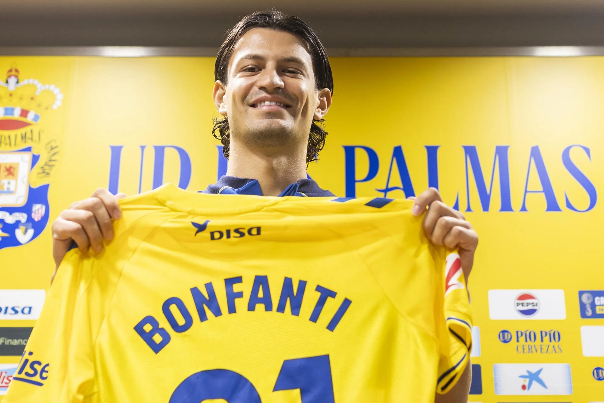 La UD Las Palmas presentó este miércoles en rueda de prensa a su nuevo fichaje, el defensa italiano Giovanni Bonfanti. EFE/ Quique Curbelo