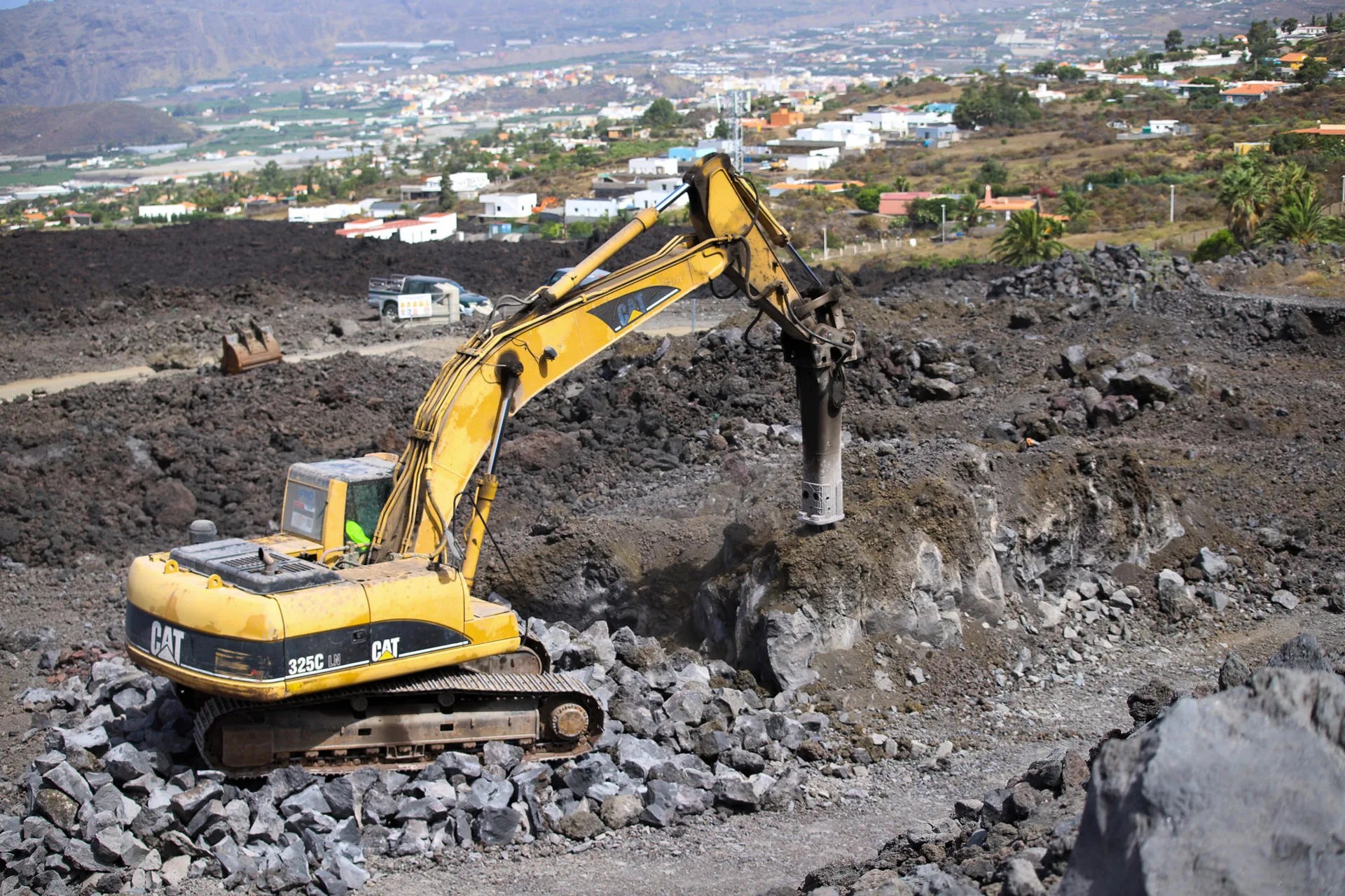 Las obras de reconstrucción de la carretera LP-2 en el tramo sepultado por la erupción del volcán Tajogaite en 2021 han superado el 30 % de ejecución y mantienen la previsión de concluir durante el primer cuatrimestre de 2027. El consejero de Obras Públicas, Vivienda y Movilidad del Gobierno de Canarias, Pablo Rodríguez, visitó este martes las obras de recuperación de la LP-2, en el tramo Bajamar-Tajuya,en la isla de La Palma. EFE/ Luis G Morera