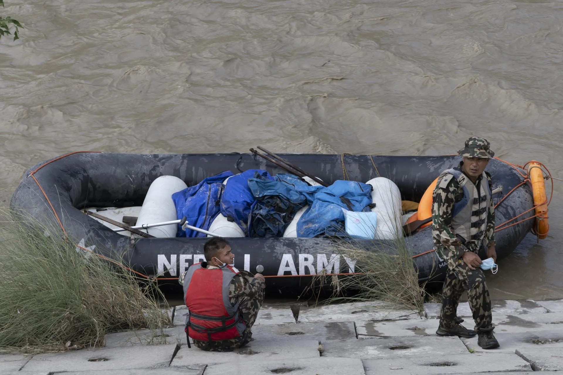 Nepal Army personnel conduct search and recovery operations along the Narayani River in Chitwan district, Nepal. Aug. 31, 2026. EFE/EPA/NARENDRA SHRESTHA