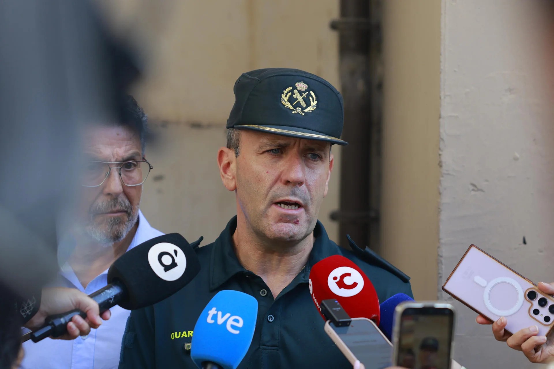 El comandante en jefe de la Guardia Civil Francisco Poyato atiende a los medios en Villena en relación al robo del Tesoro de Villena. EFE/ Pablo Miranzo
