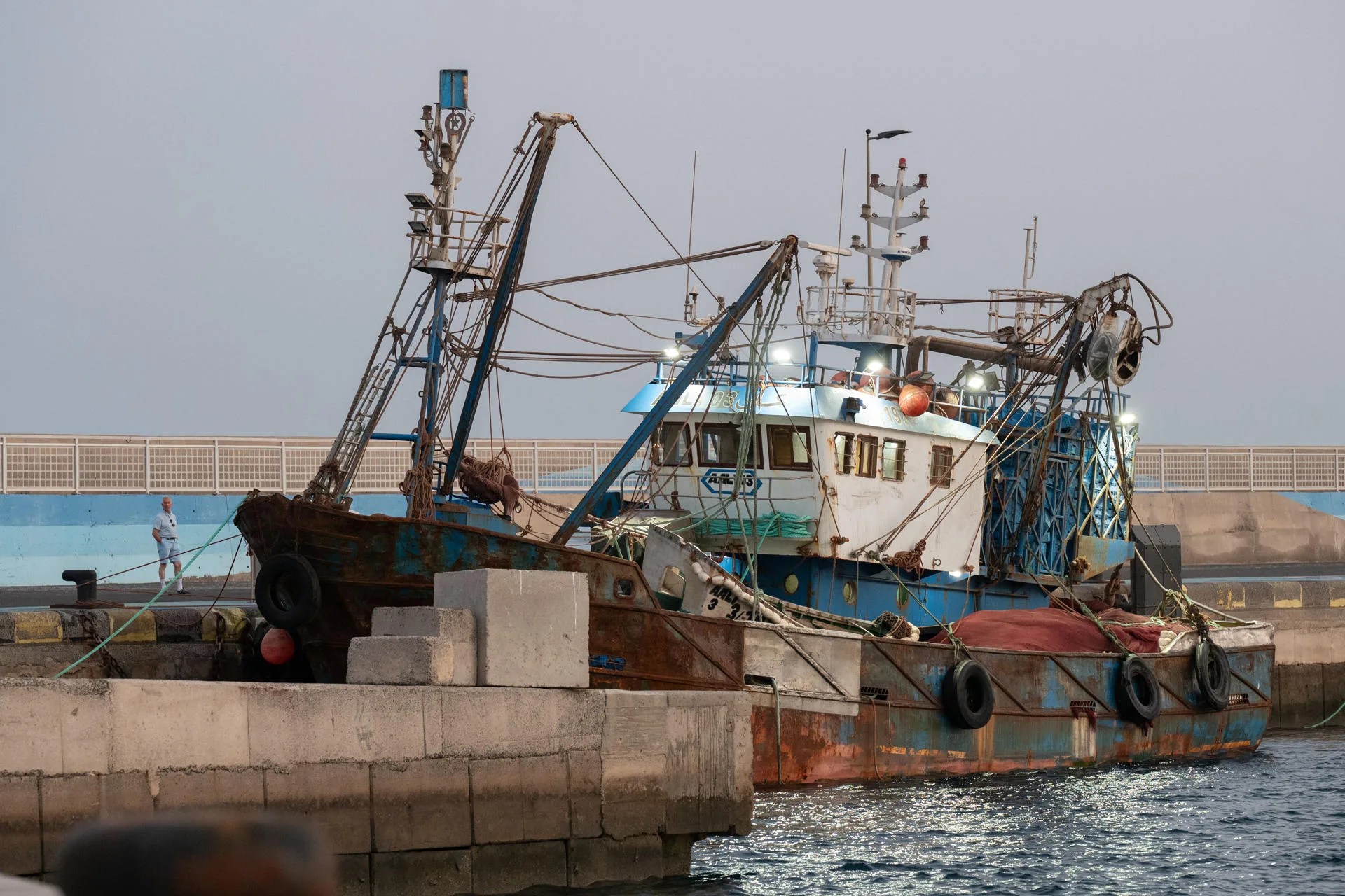 El armador del pesquero que arribó el pasado 24 de julio a Fuerteventura con 20 inmigrantes magrebíes llegó este martes a la isla para hacerse cargo de la embarcación. En la imagen, el barco atracado este martes en el muelle de Gran Tarajal a la espera de zarpar durante la noche. EFE/ Carlos De Saá