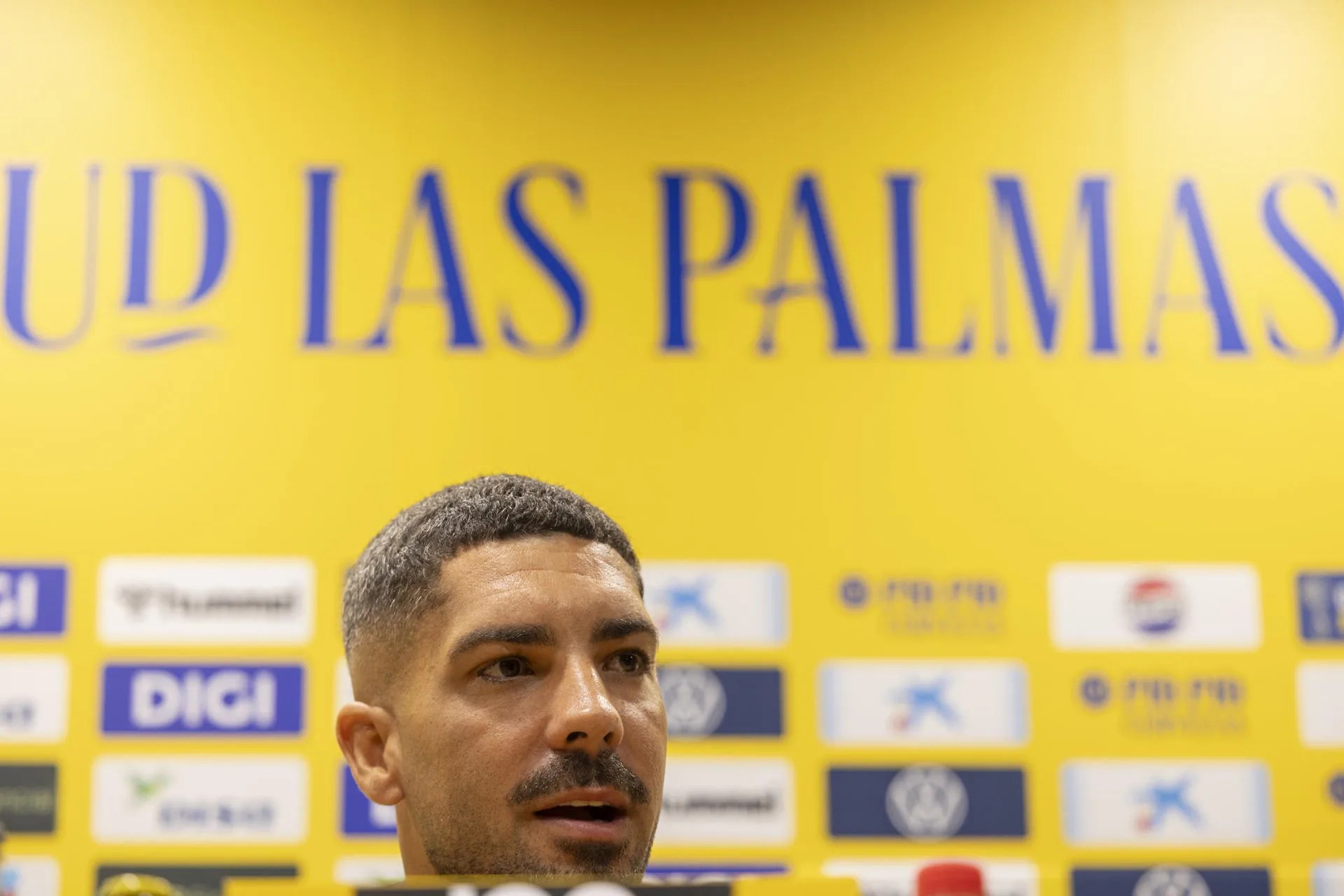 El futbolista de la UD Las Palmas Álex Suárez ha manifestado este jueves en conferencia de prensa que si el equipo amarillo juega el próximo sábado en Ceuta, en la segunda jornada de LaLiga Hypermotion, es porque la seguridad "está garantizada". El veterano central isleño, uno de los capitanes del conjunto grancanario, ha reconocido que está al corriente de la crisis migratoria en Ceuta "y me dicen que la cosa está complicada", pero entiende que "si nos mandan a jugar allí, es porque va a haber total seguridad y se va a jugar un partido de fútbol con total garantía". EFE/ Quique Curbelo