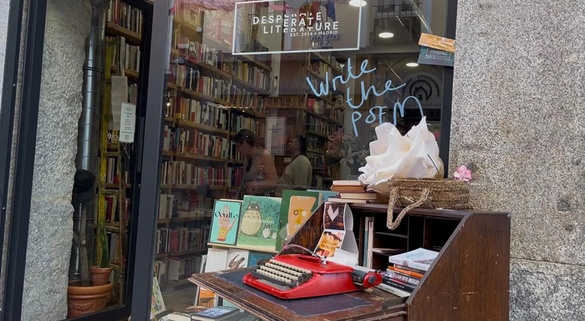 Máquina de escribir que la librería Desperature Literature ha sacado a la calle con motivo de las fiestas de La Paloma. EFE/Diego Grau
