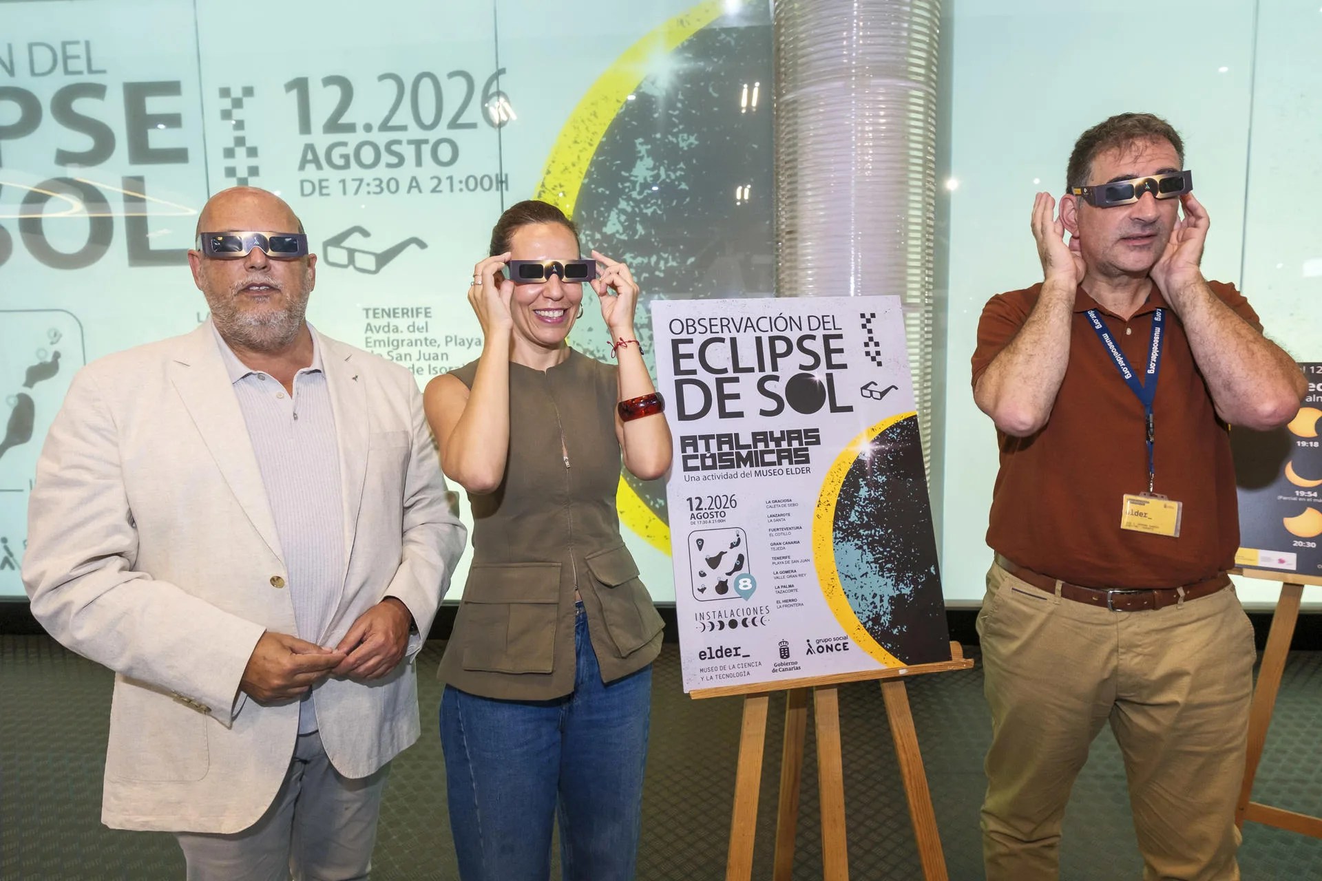 La consejera de Turismo y Empleo del Gobierno de Canarias, Jéssica de León (c); el delegado en las islas de la ONCE, José Antonio López (i); y el gerente del Museo Elder de las Ciencias y la Tecnologías de Las Palmas de Gran Canaria, José Gilberto Moreno (d), presentaron este miércoles el dispositivo especial diseñado para que la ciudadanía pueda seguir con seguridad el eclipse solar parcial del próximo 12 de agosto desde las ocho islas. EFE/Ángel Medina G.