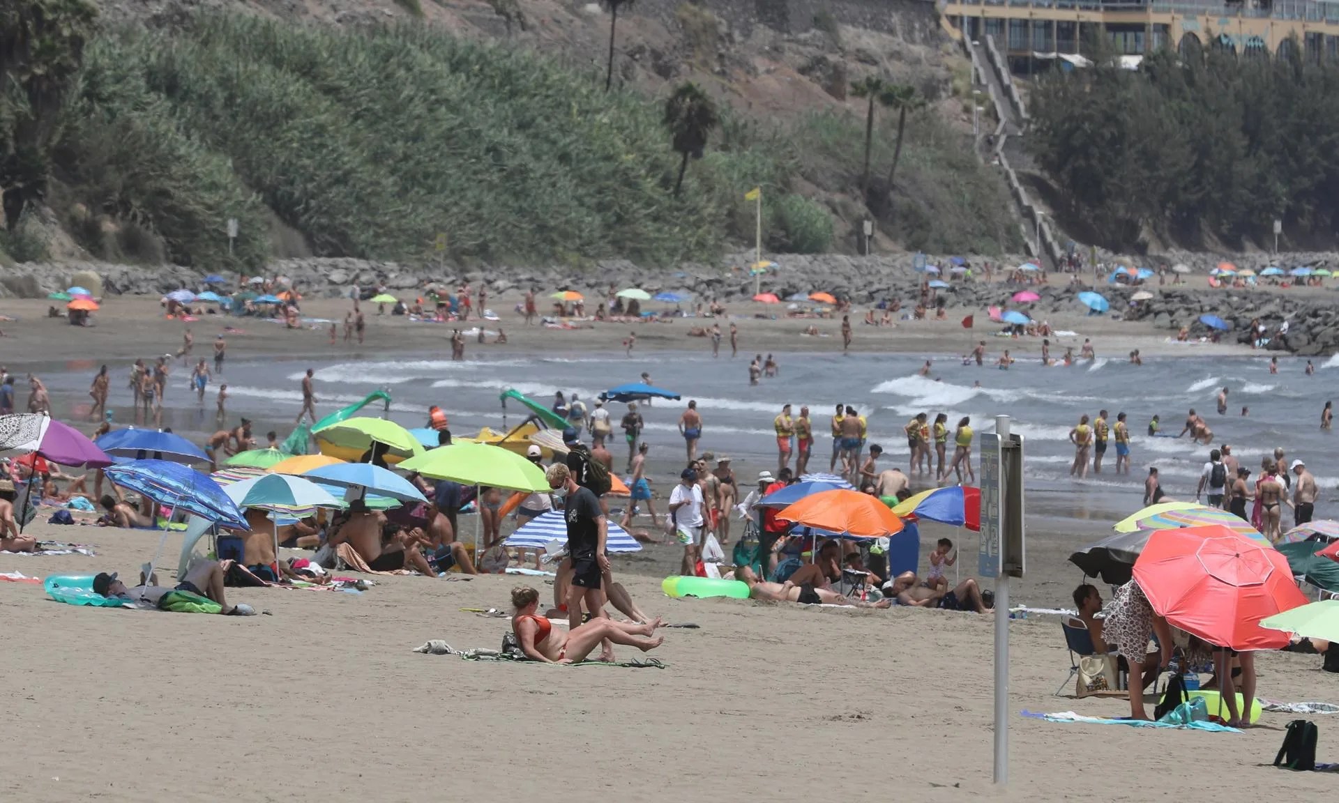 Imagen de archivo. Turistas en la Playa del Inglés, en Gran Canaria. EFE/ Elvira Urquijo A.