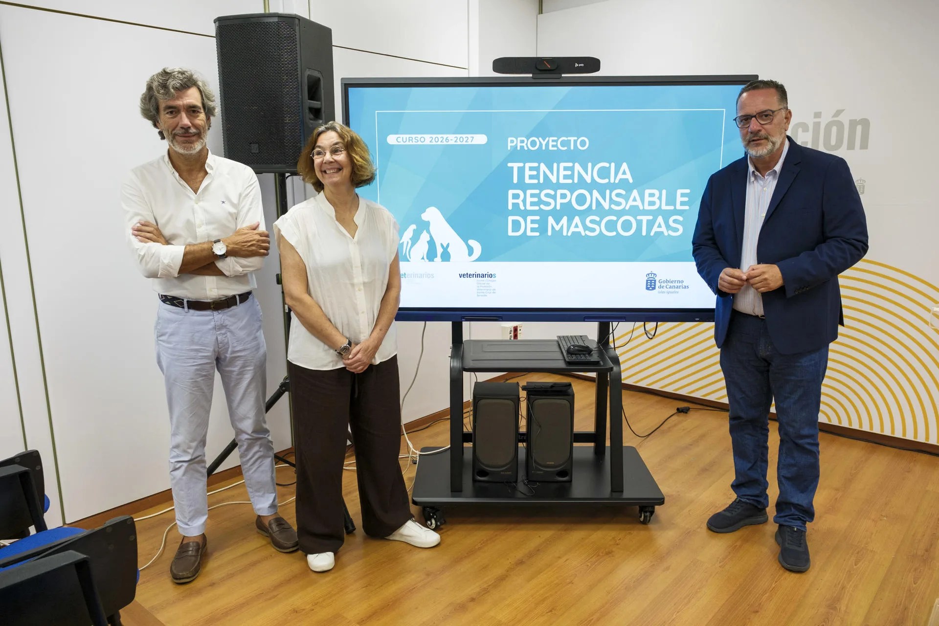 El consejero de Educación, Formación Profesional, Actividad Física y Deportes del Gobierno de Canarias, Poli Suárez (d), y los presidentes de los colegios de Veterinaria de Las Palmas y de Santa Cruz de Tenerife, Pablo Varona (i) y María Luisa Fernández (c), presentaron este jueves el balance de la iniciativa Tenencia Responsable de Mascotas y su previsión para el próximo curso escolar. EFE/Ángel Medina G.
