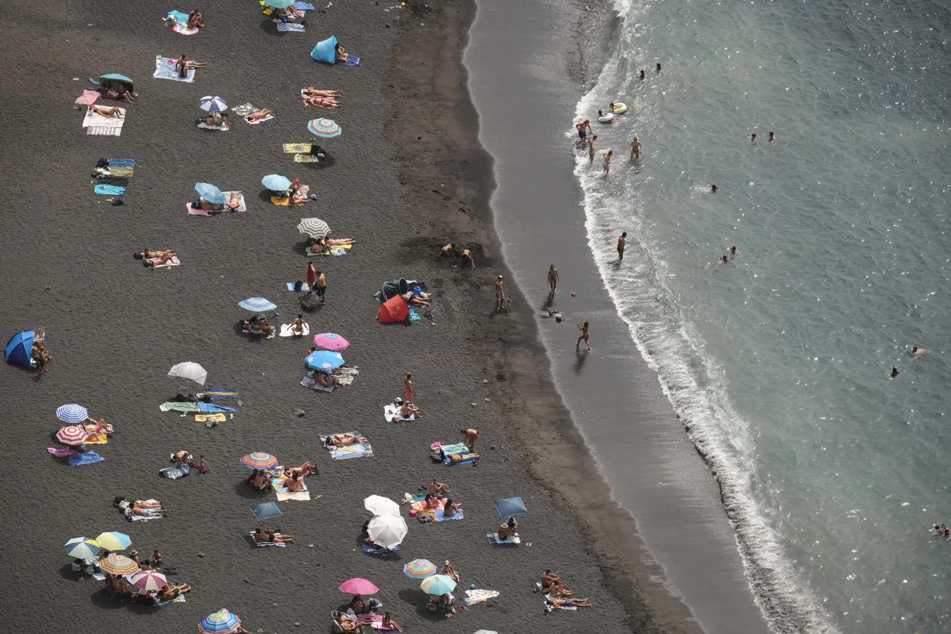 TACORONTE (TENERIFE).- Imagen de archivo de la costa del municipio de Tacoronte, en Tenerife, durante un episodio de altas temperaturas. EFE/Alberto Valdés