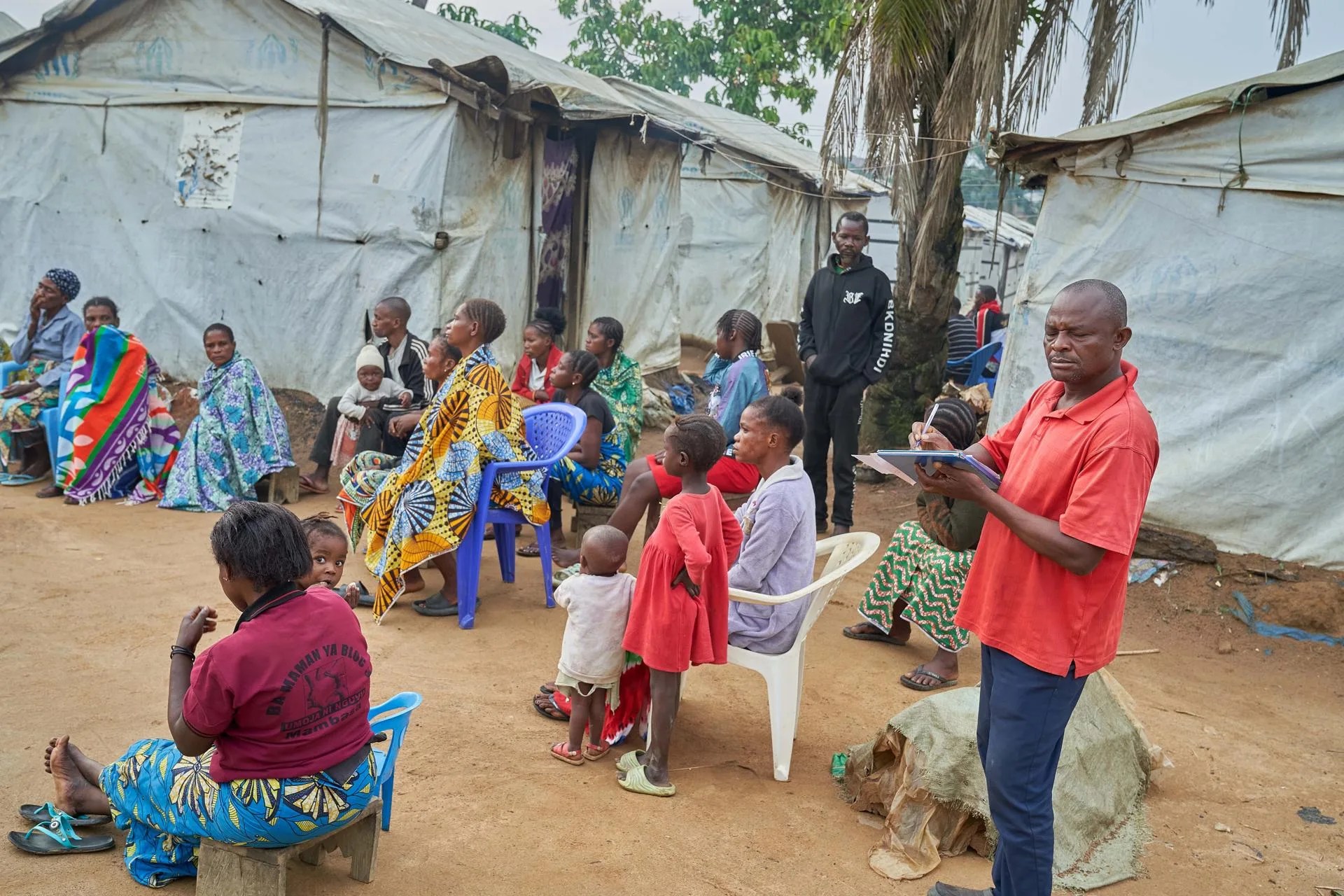 MAMBASA (Congo, The Democratic Republic Of The), 25/08/2026.- Refugees gather to listen and learn about Ebola virus prevention in the CECA camp in Mambasa, Ituri province, Democratic Republic of Congo, 25 August 2026. EFE/EPA/DIEUDONNE DIROLE
