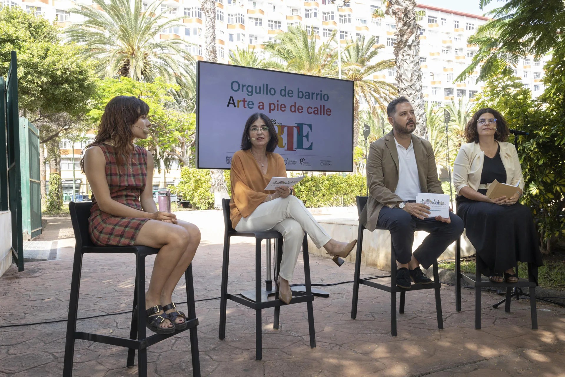 El barrio de Schamann renovará en los próximos meses los murales de sus fachadas que homenajean la obra de Benito Pérez-Galdós con un nuevo proyecto artístico que busca transformar el espacio público en un lugar de conversación ciudadana y reflexión colectiva sobre los problemas sociales actuales que ya reflejó en sus libros el escritor. En la imagen, la alcaldesa de Las Palmas de Gran Canaria, Carolina Darias (2i), el concejal de Cultura, Josué Íñiguez (2d), y las artistas Elisa Cupdevila (i) y Salvadora Luján-Ramón (d), autora del proyecto de mediación cultural Galdós expandido que acompañará las intervenciones murales, presentaron este miércoles los detalles de la tercera convocatoria del proyecto que convierte las calles en galerías al aire libre. EFE/ Quique Curbelo