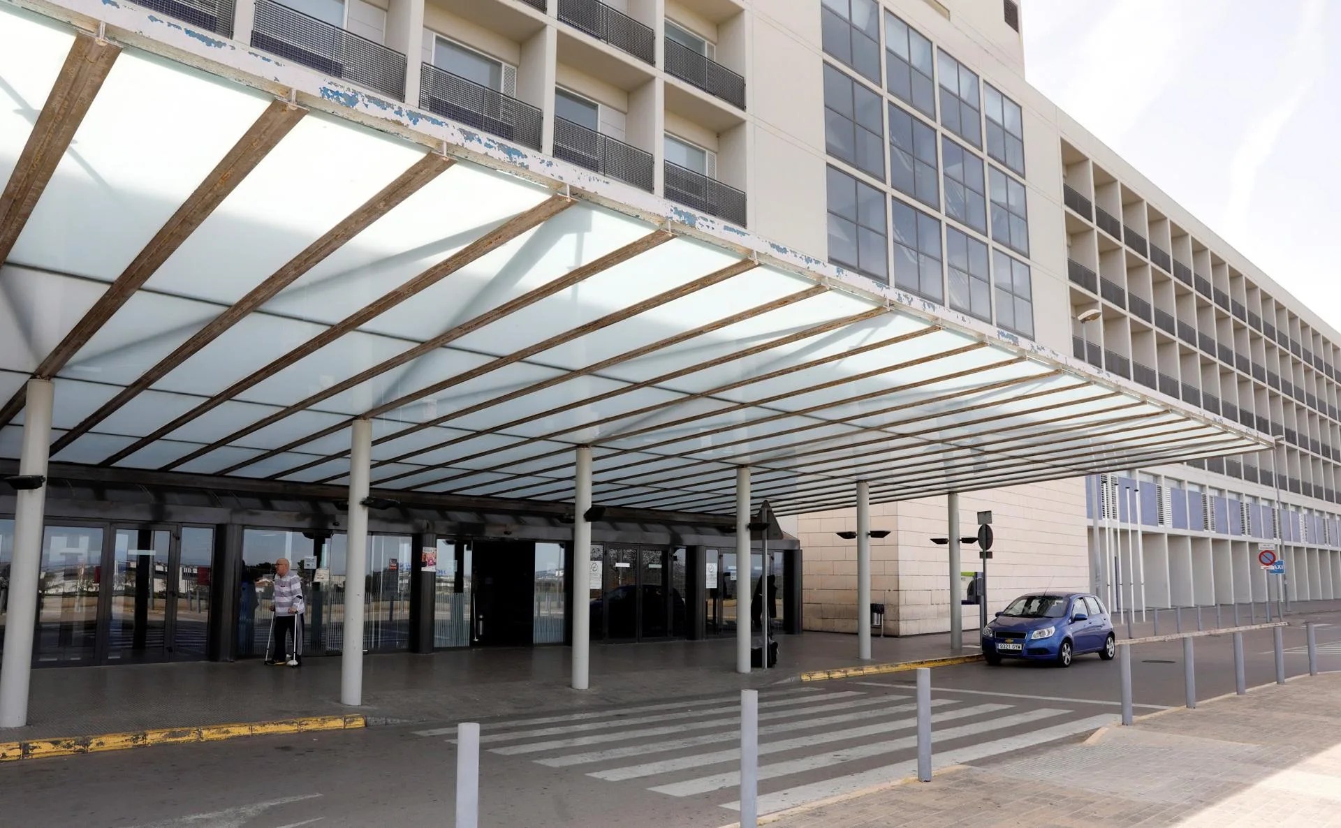Imagen de archivo de la entrada al Hospital de La Ribera, en Alzira (Valencia). EFE/Kai Försterling