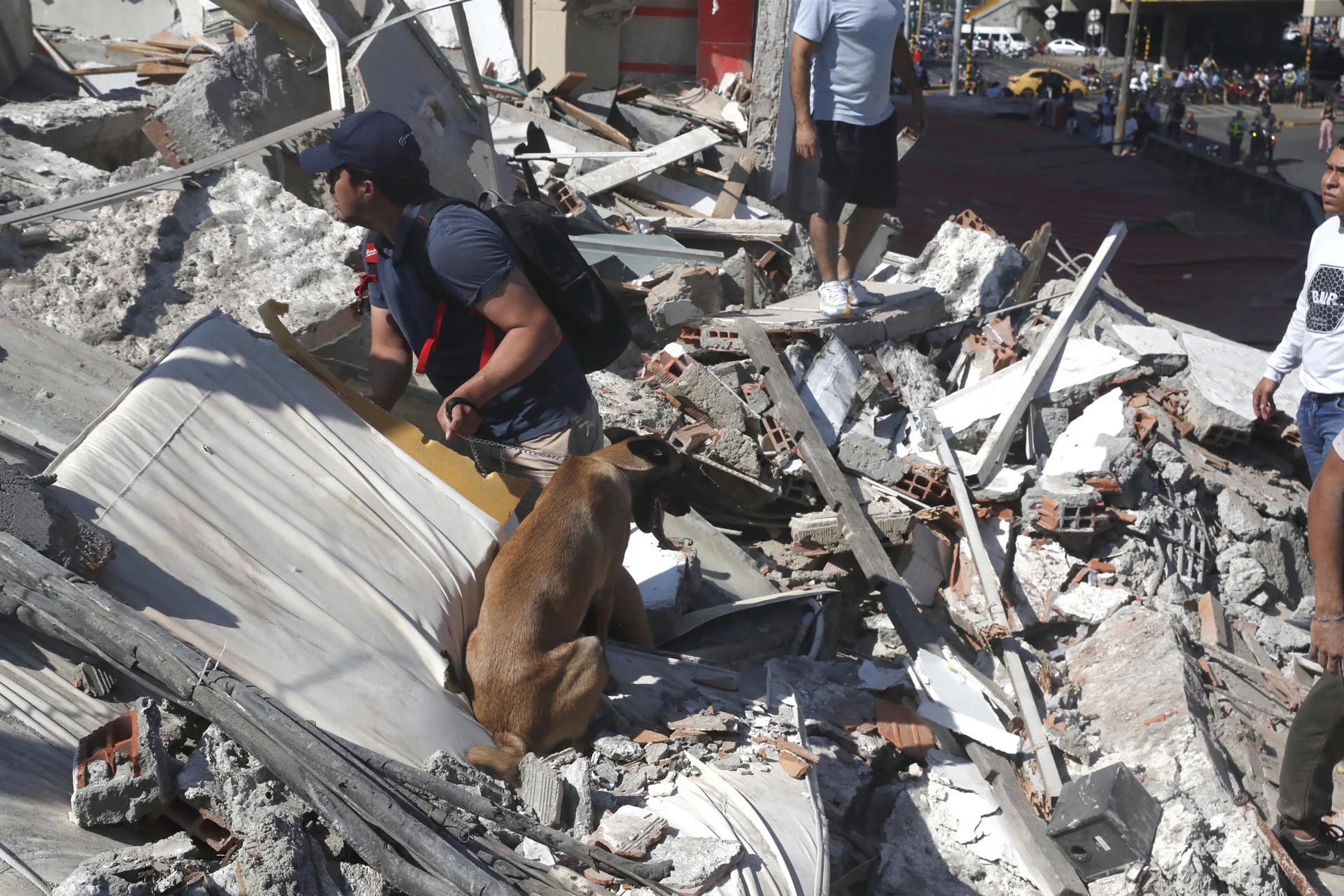 People walk through the rubble of a collapsed building in Cali, Colombia, 10 August 2026. EFE/ Ernesto Guzmán