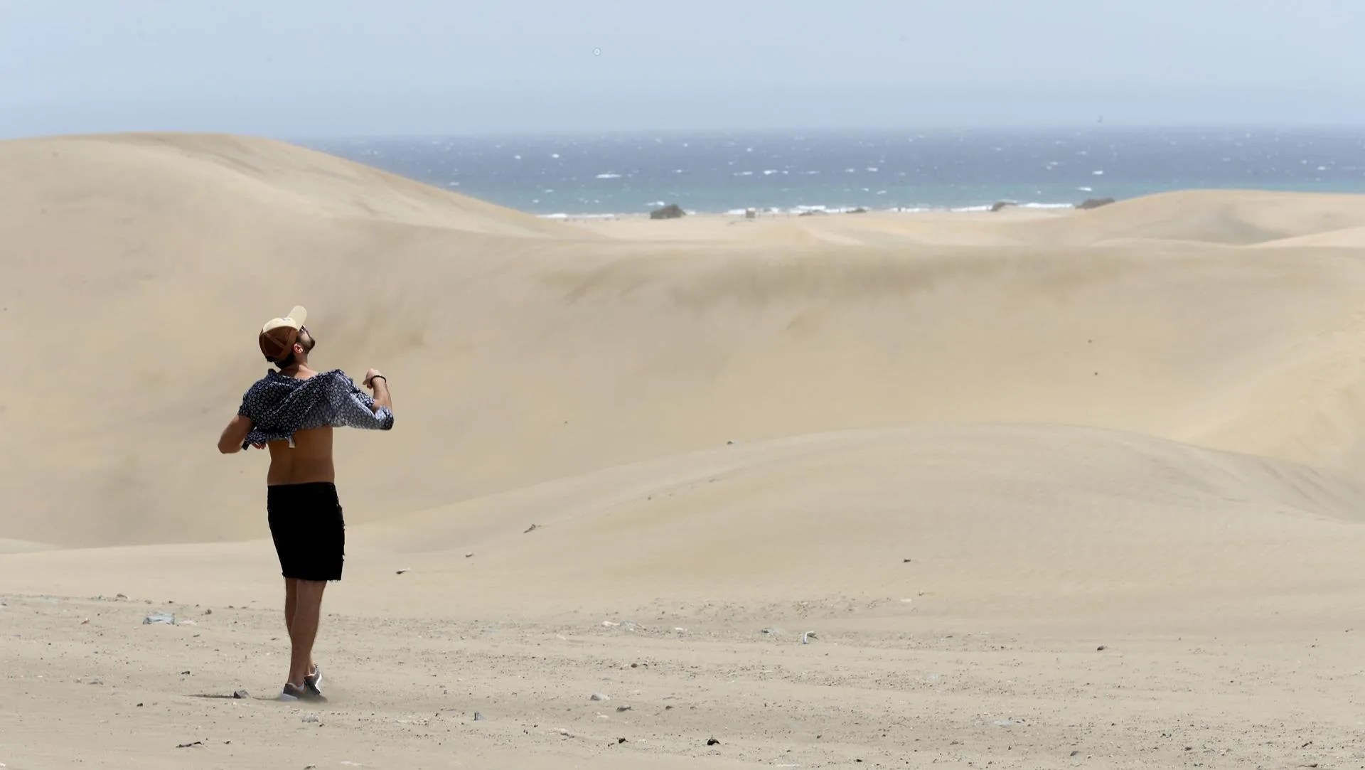 Un turista observa las dunas de Maspalomas, en el sur de Gran Canaria, en una imagen de archivo. EFE/ Elvira Urquijo A.