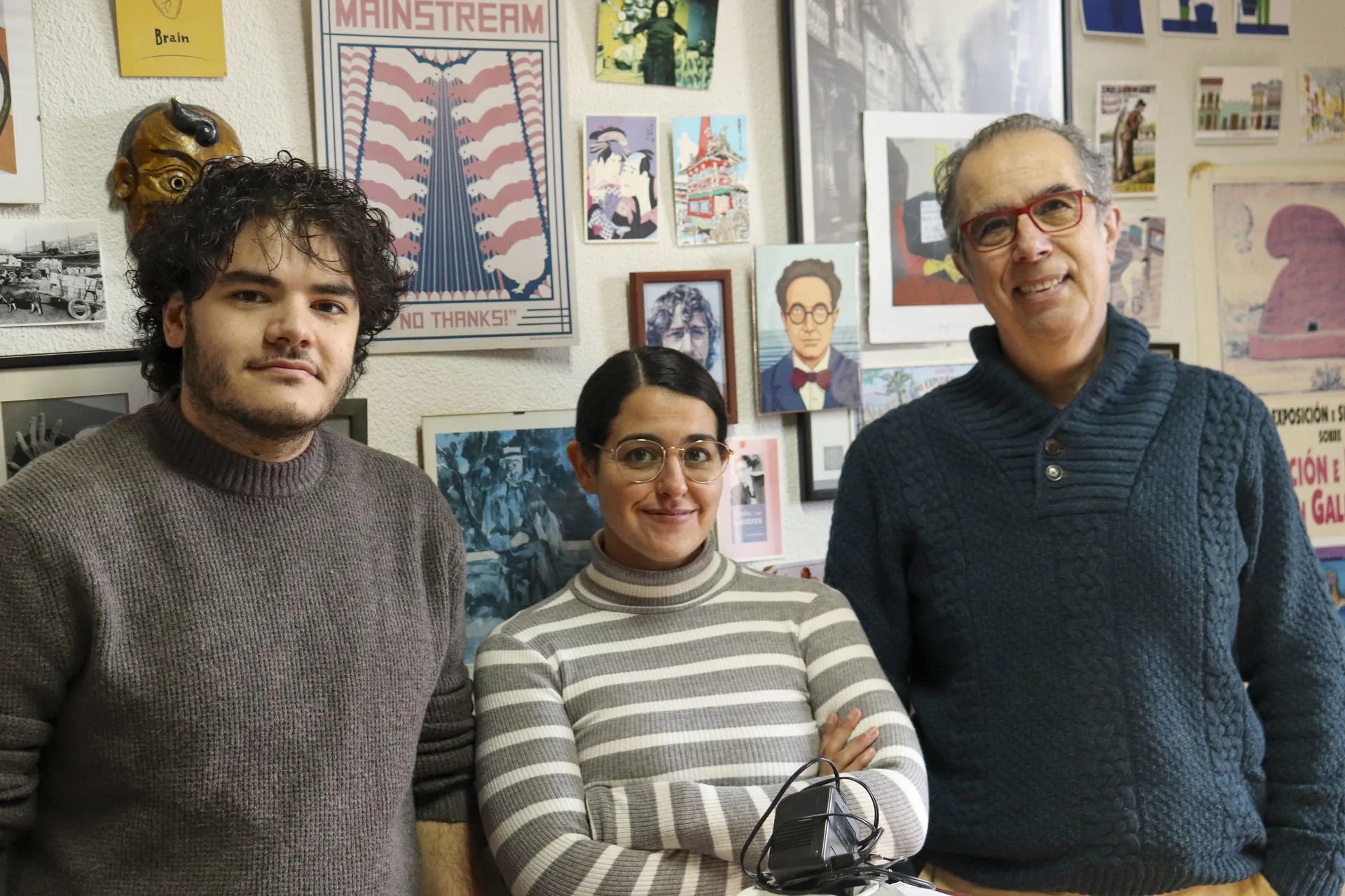 La esclavitud en Canarias registró realidades muy complejas como la de los barracones de la Casa Fuerte de Adeje (Tenerife), donde convivieron grupos domésticos compuestos por esclavos, libertos y asalariados y, en alguna ocasión, con mujeres esclavizadas como jefas de hogar. Así lo detalla en una entrevista a EFE la historiadora de la Universidad de Santiago de Compostela Paula Barbero (c) que junto a Pablo Molejón (i), de la Institución Milà i Fontanals de Investigación en Humanidades del CSIC, ha publicado en Ediciones Universidad de Salamanca el artículo Esclavitud, espacio doméstico y familia en Tenerife: una lectura cruzada entre padrones de habitantes y protocolos notariales (1640-1845). En la imagen, Barbero (c) y Molejón (i) junto a su profesor y supervisor de parte de la investigación Isidro Dubert. EFE/ Carlos Lasarte
