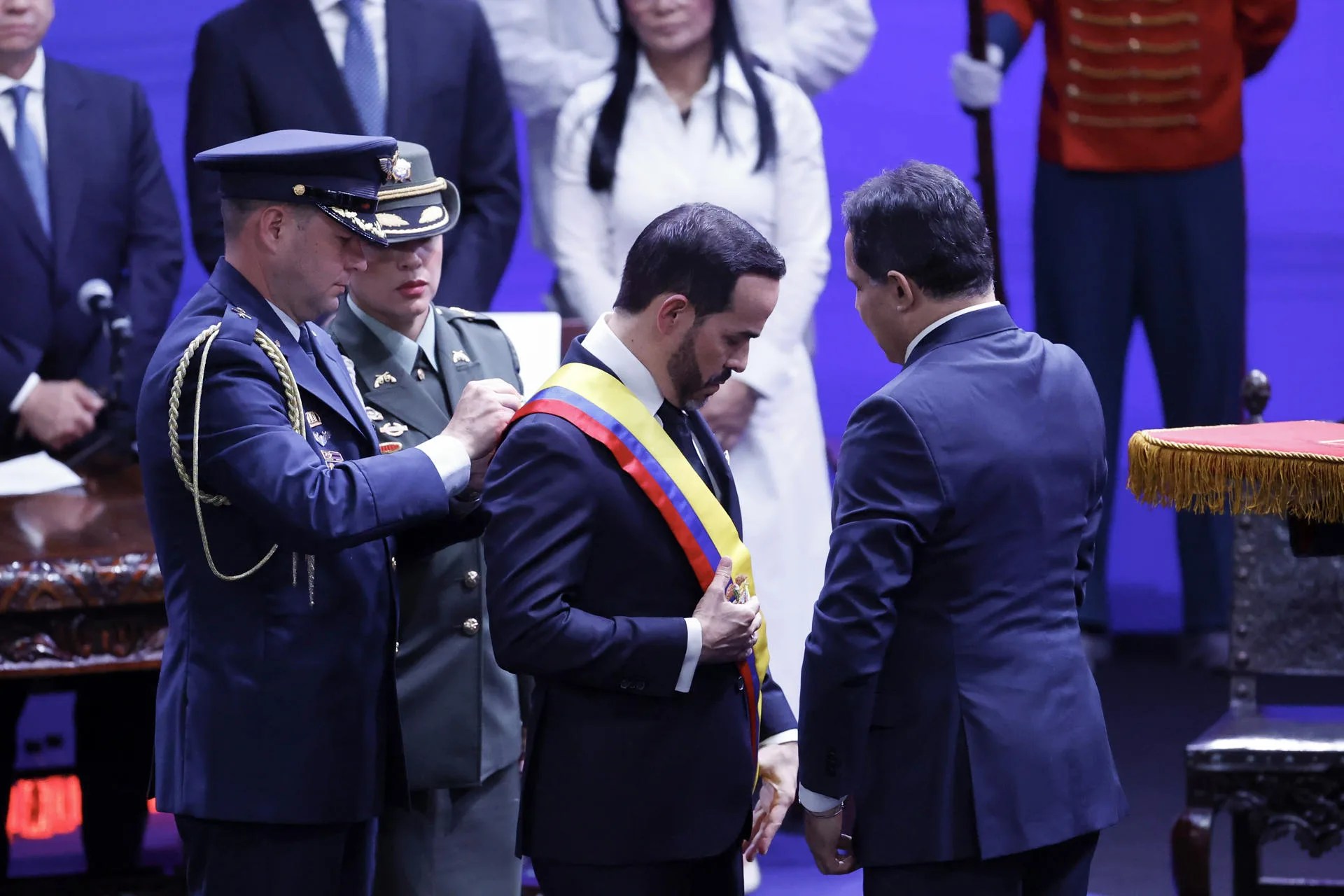 Congress President Honorio Henríquez (right) places the presidential sash on Abelardo de la Espriella (center) during the inauguration ceremony for the 2026–2030 term this Friday in Cali, Colombia, on Aug. 7, 2026. EFE/Mauricio Dueñas Castañeda