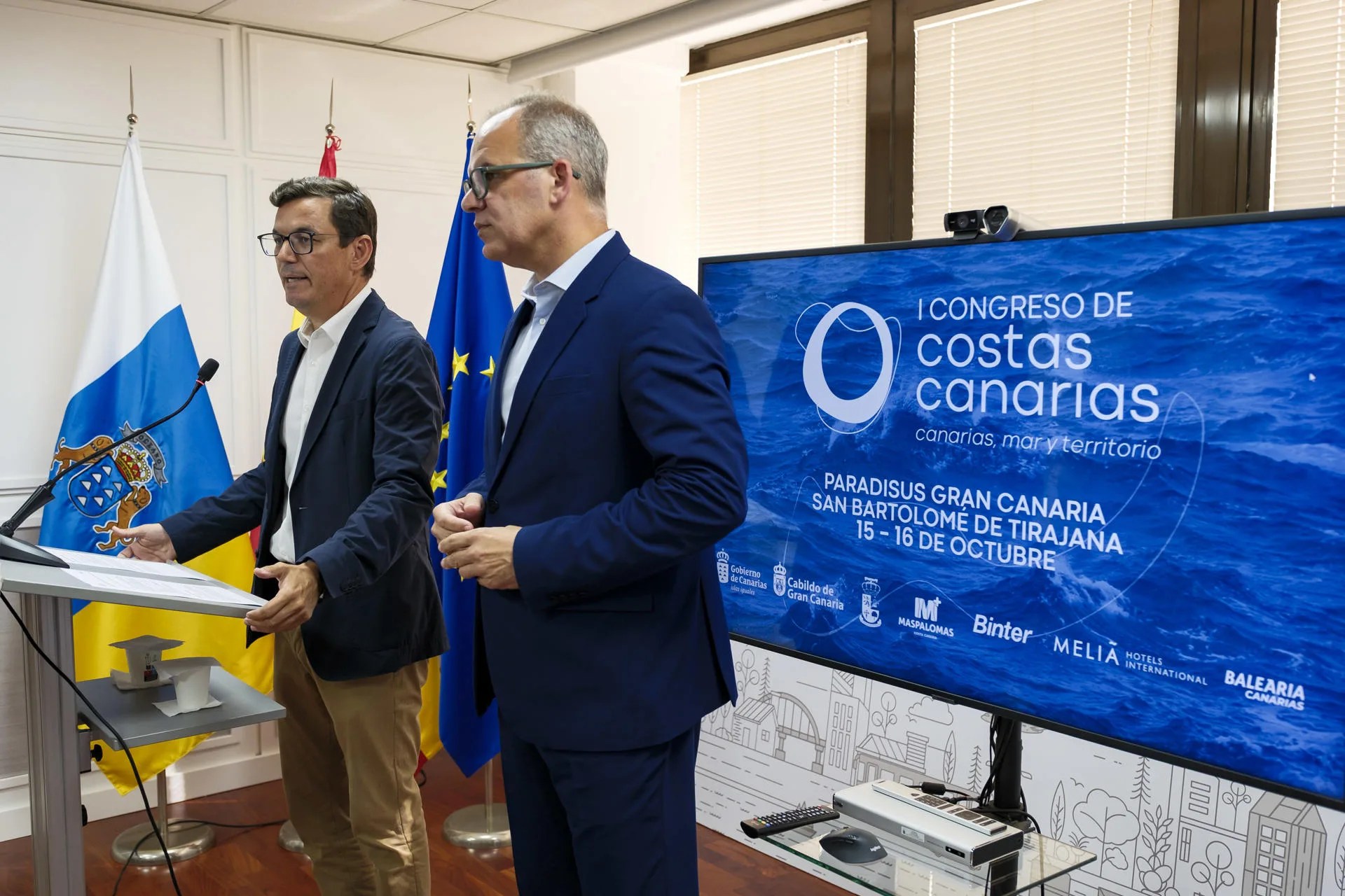 El consejero de Obras Públicas, Vivienda y Movilidad del Gobierno de Canarias, Pablo Rodríguez (i), y el director general de Costas y Gestión del Espacio Marítimo Canario, Antonio Acosta (d), presentaron este lunes el I Congreso de Costas de Canarias. EFE/Ángel Medina G.