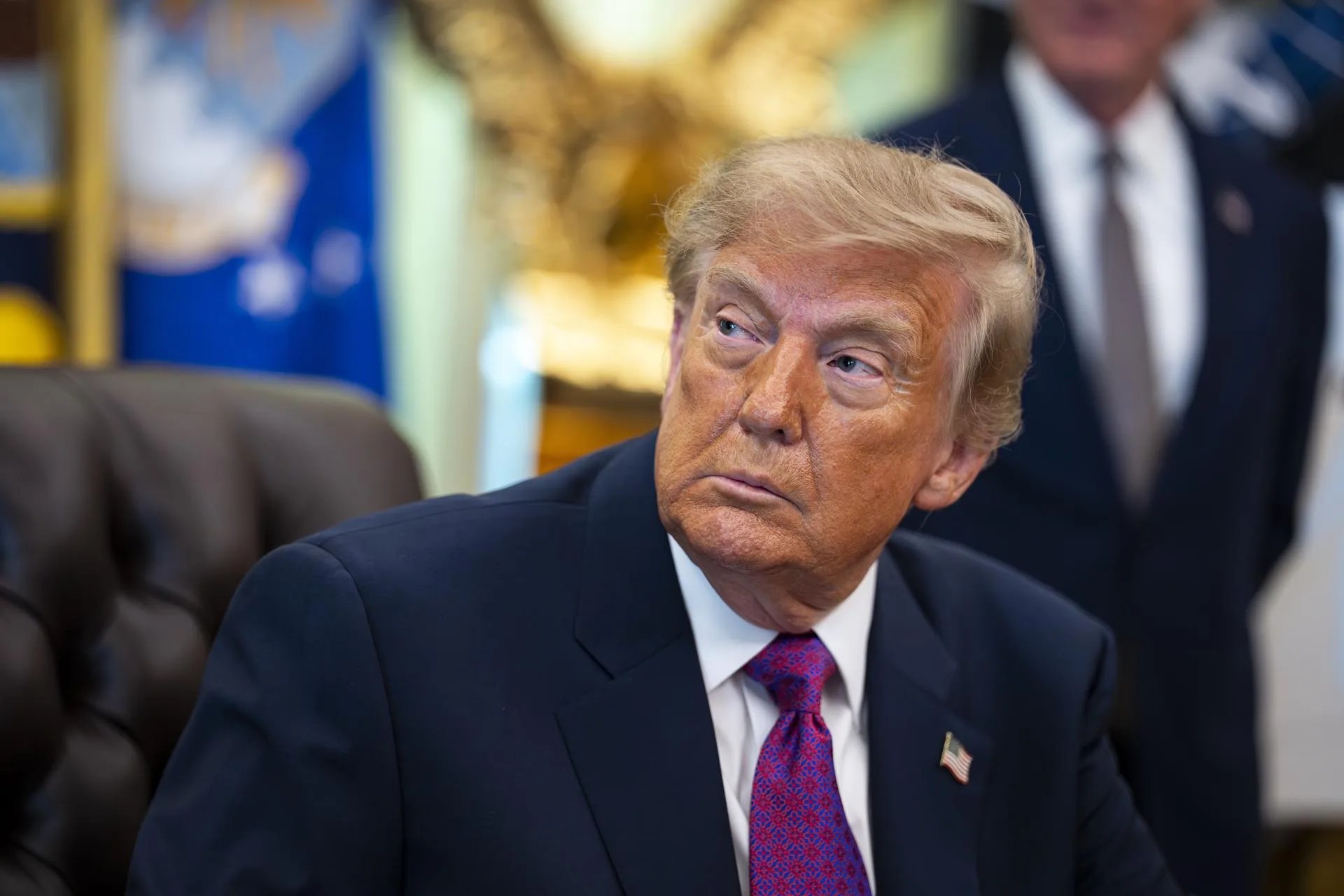 WASHINGTON (United States), 27/08/2026.- US President Donald Trump listens prior to signing an executive order in the Oval Office of the White House in Washington, DC, USA, 27 August 2026. EFE/EPA/AL DRAGO / POOL