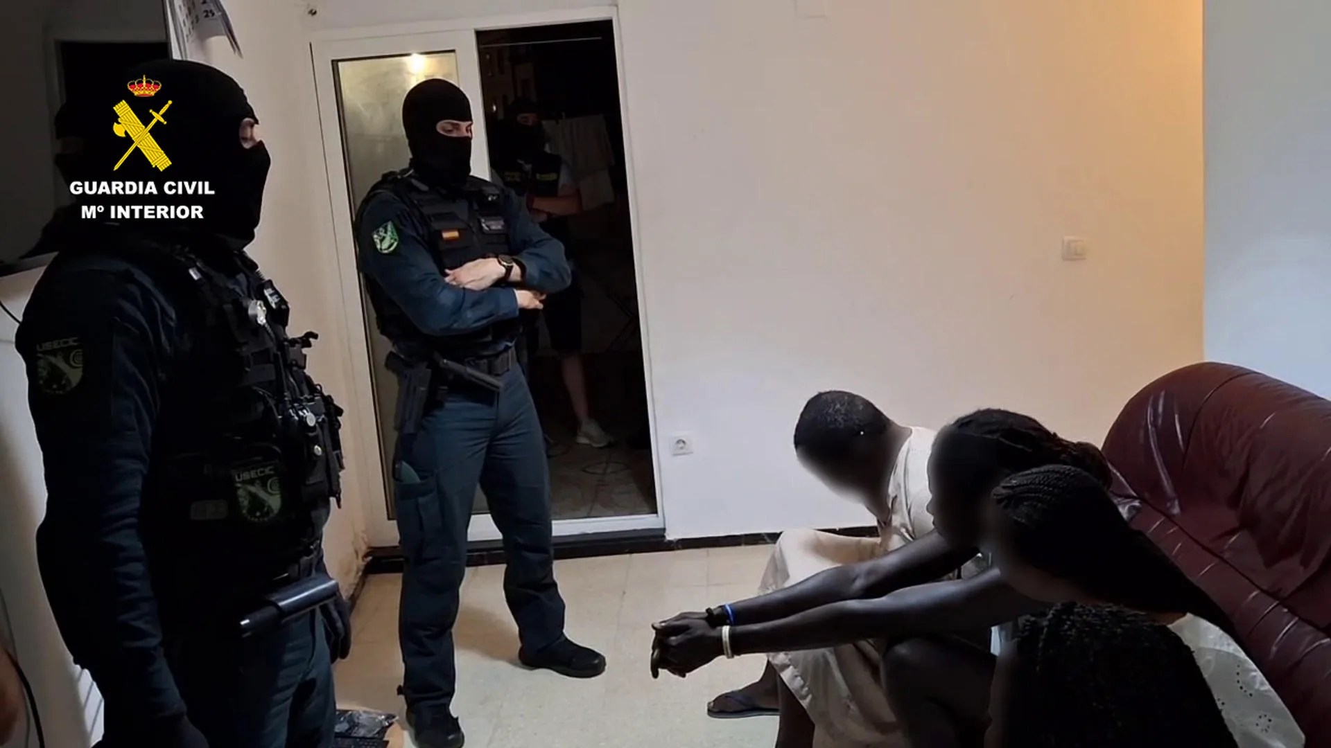 La Guardia Civil ha detenido a cinco personas y ha dado por desarticulada una red en la isla de Gran Canaria dedicada a la captación de menores extranjeras no acompañadas alojadas en centros de acogida para su explotación sexual en la península o en Francia. Imagen de la operación 'Jabany' efectuada por la Guardia Civil. EFE/Guardia Civil /SOLO USO EDITORIAL/SOLO DISPONIBLE PARA ILUSTRAR LA NOTICIA QUE ACOMPAÑA (CRÉDITO OBLIGATORIO)