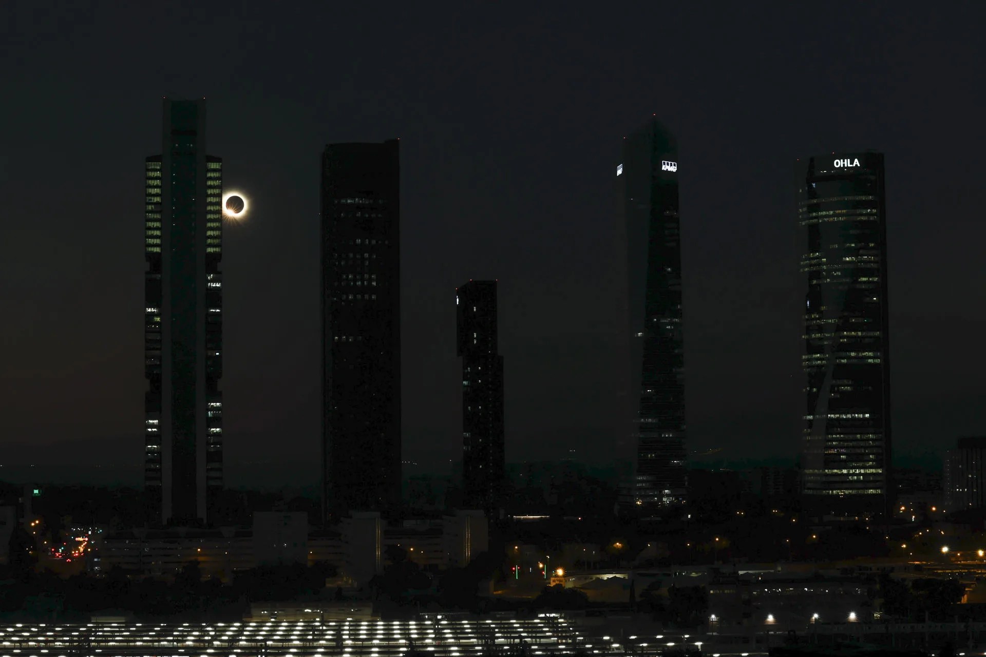Eclipse de Sol en Madrid, este miércoles. EFE/Ballesteros
