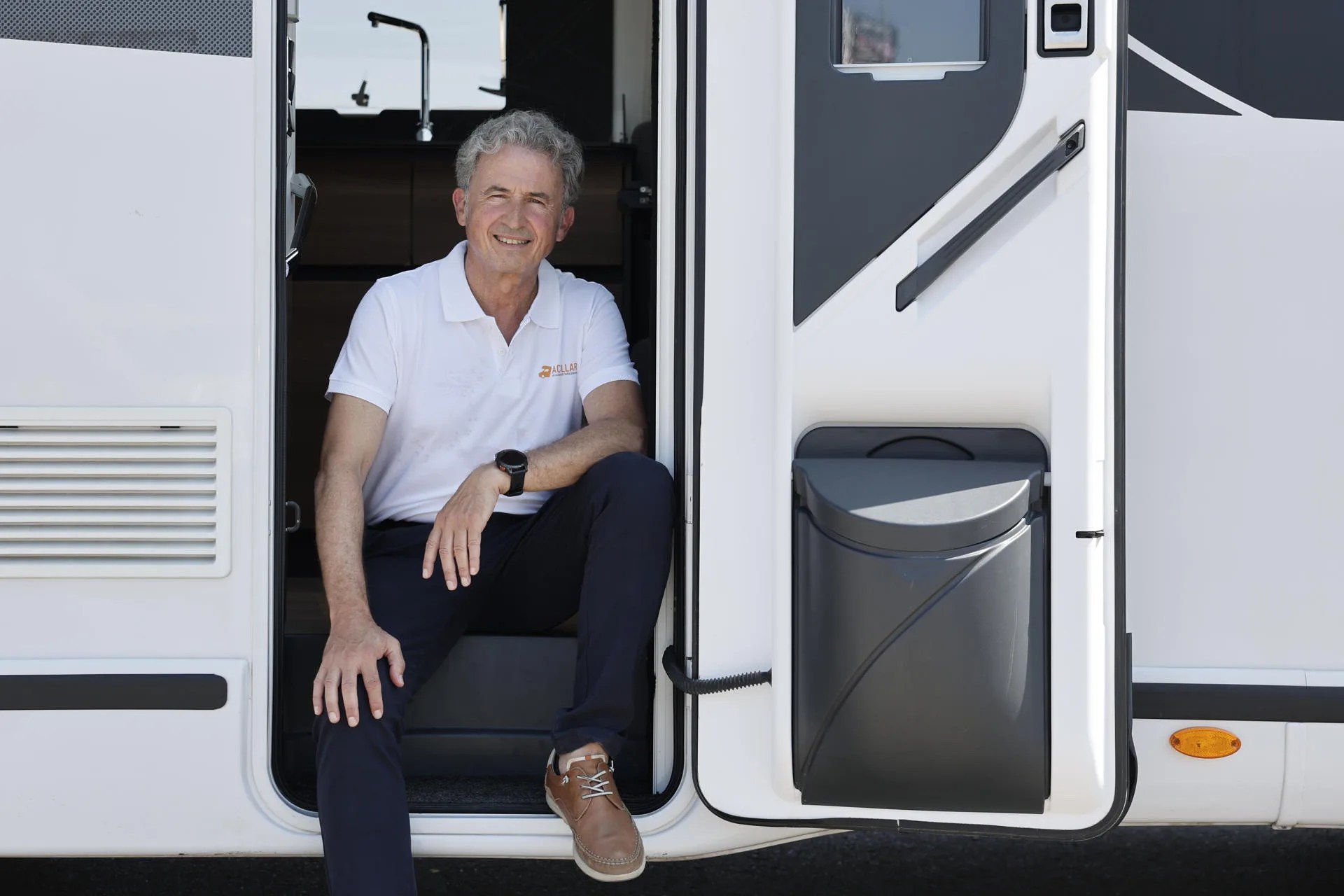 La falta de oferta de alojamiento o bien los altos precios en otros casos esta fomentando que muchas personas opten por la opción de alquilar una autocaravana para disfrutar del eclipse solar de la próxima semana, mas libremente y desde un entorno natural. En la imagen Enrique Rita gerente de una empresa de alquiler y venta de autocaravanas y presidente de la asociación de empresarios del sector de la Comunitat Valenciana. EFE/Manuel Bruque