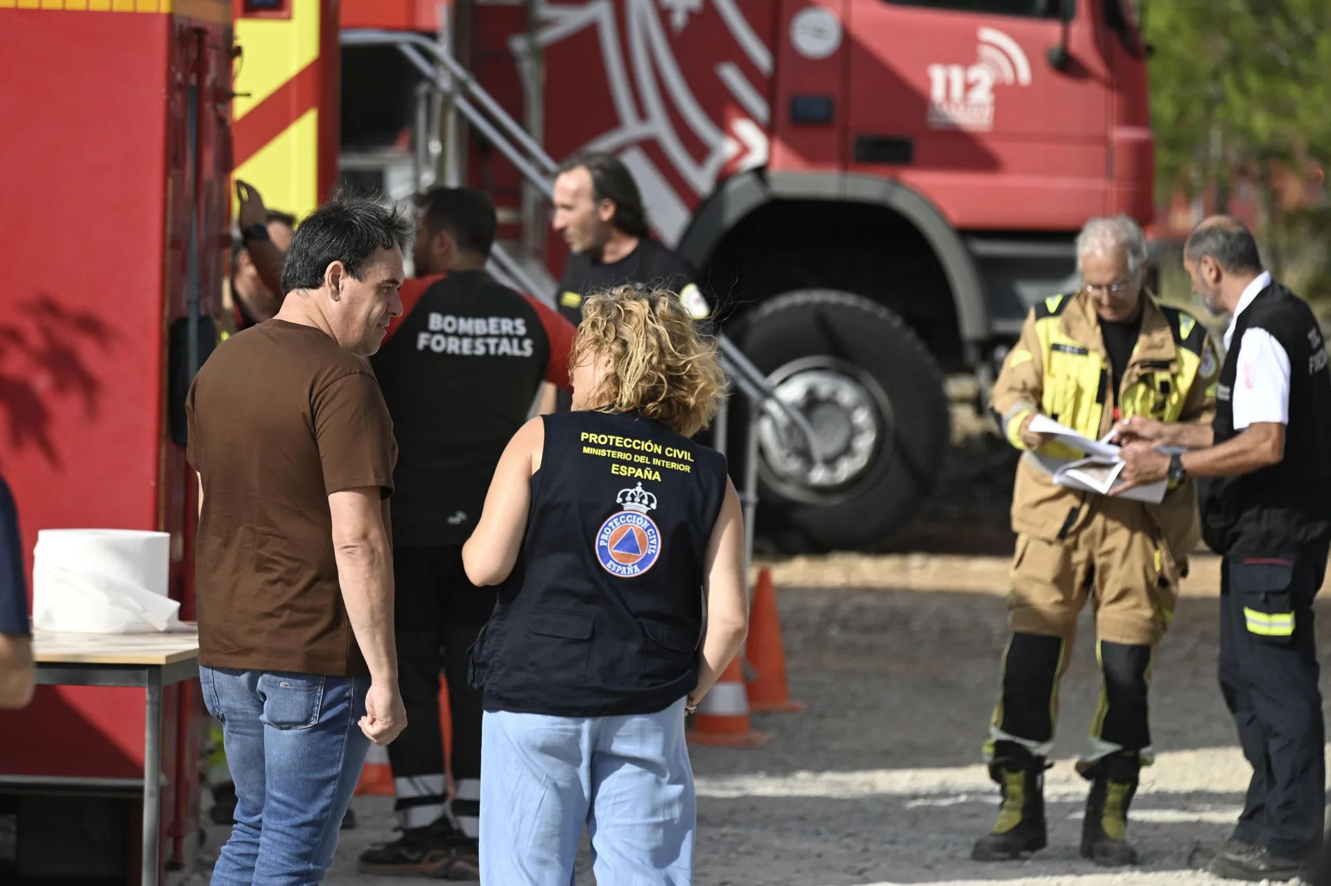 GRAFCVA5417. TÍRIG (CASTELLÓN), 10/08/2026.- Los medios aéreos se reincorporan a la extinción del incendio forestal de Tírig (Castellón), declarado el pasado viernes a última hora de la tarde. En la imagen el president de la Generalitat, Juanfran Pérez Llorca, conversa con la delegada del Gobierno, Pilar Bernabé, a primera hora de hoy lunes en el PMA. EFE/Andreu Esteban
