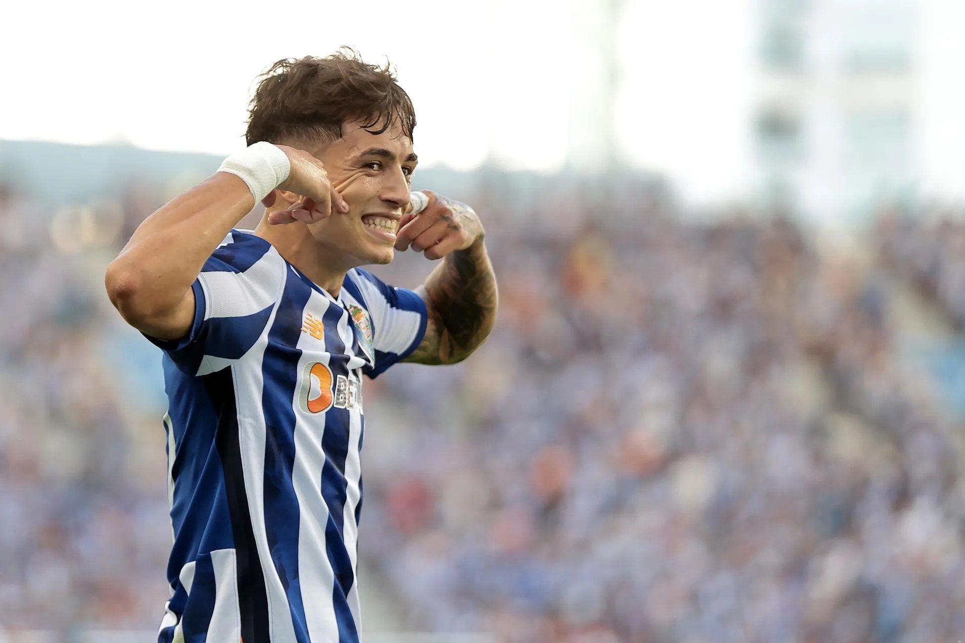 El nuevo jugador de la UD Las Palmas, Iván Jaime, celebra un gol con la camiseta del Porto portugués, en una imagen de archivo. EFE/EPA/MANUEL FERNANDO ARAUJO