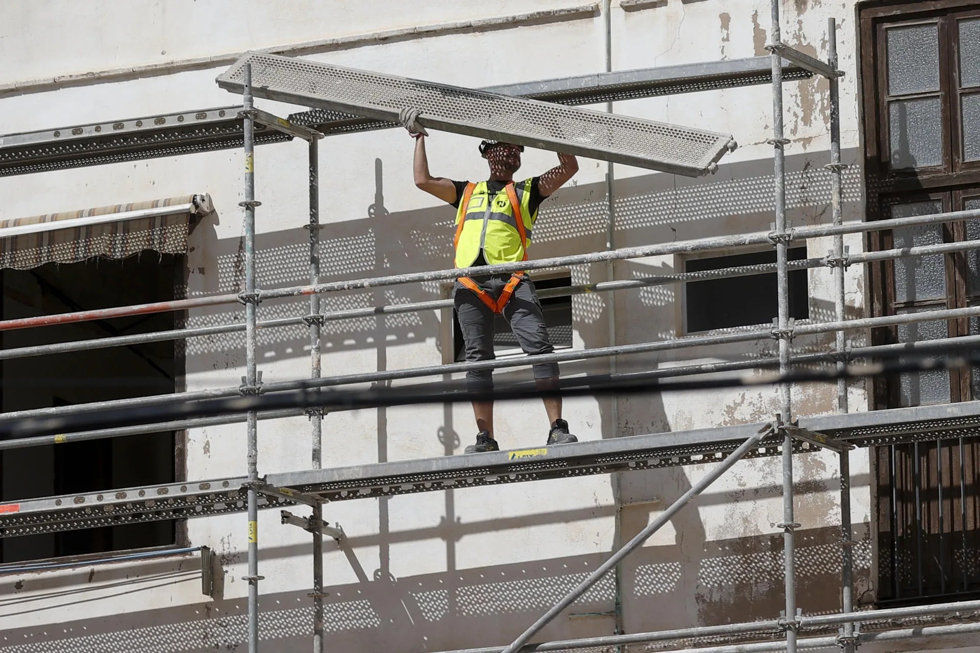 Imagen de archivo de un obrero de la construcción. EFE/Manuel Bruque