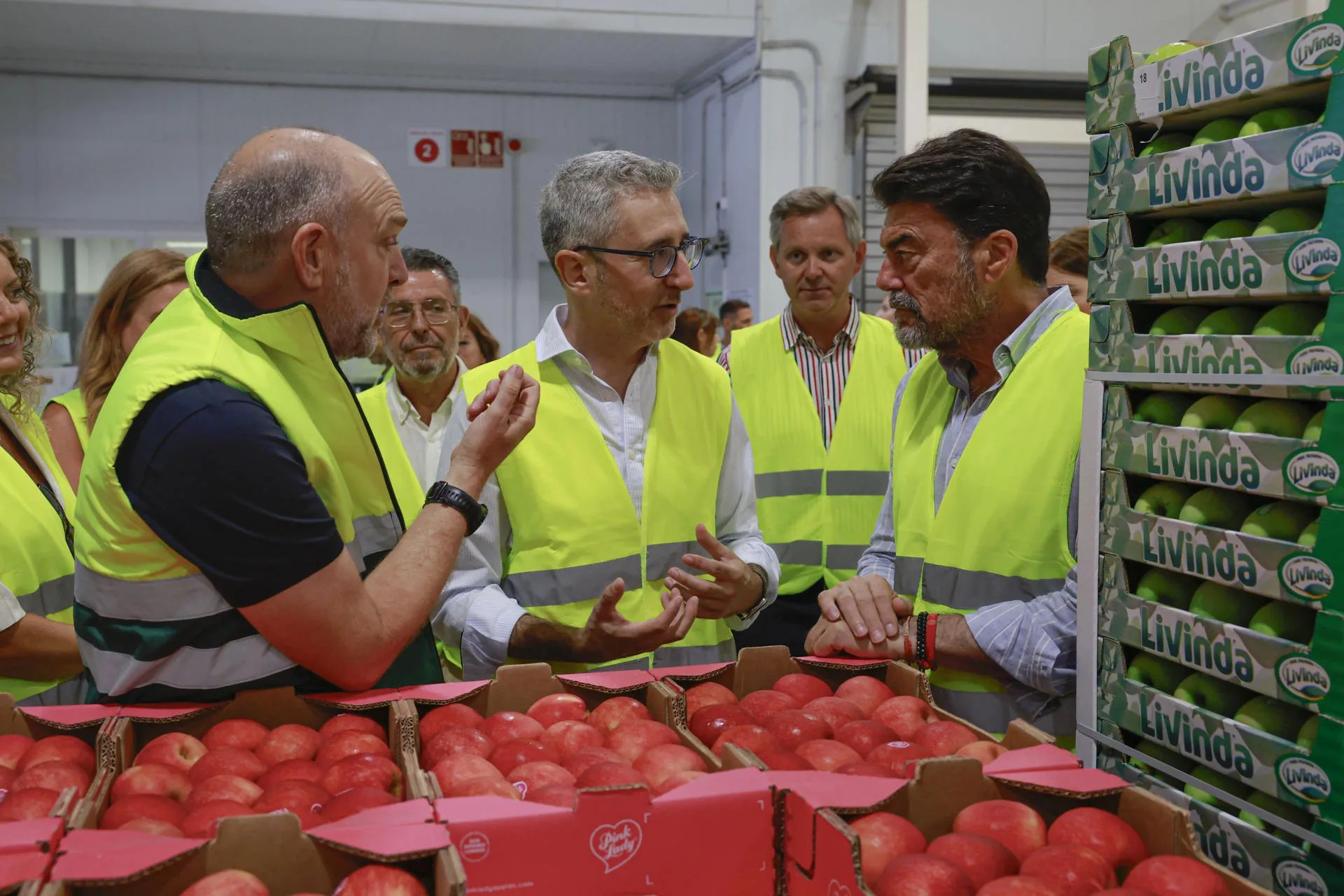 ALICANTE, 20/08/2026.- El ministro de Hacienda, Arcadi España, visita las instalaciones de Mercalicante, donde se reunire con los responsables de mercado y con el presidente de Mercasa. En la imagen, España (centro), charla con el alcalde Alicante, Luis Barcala, durante su visita a las instalaciones. EFE/Pablo Miranzo
