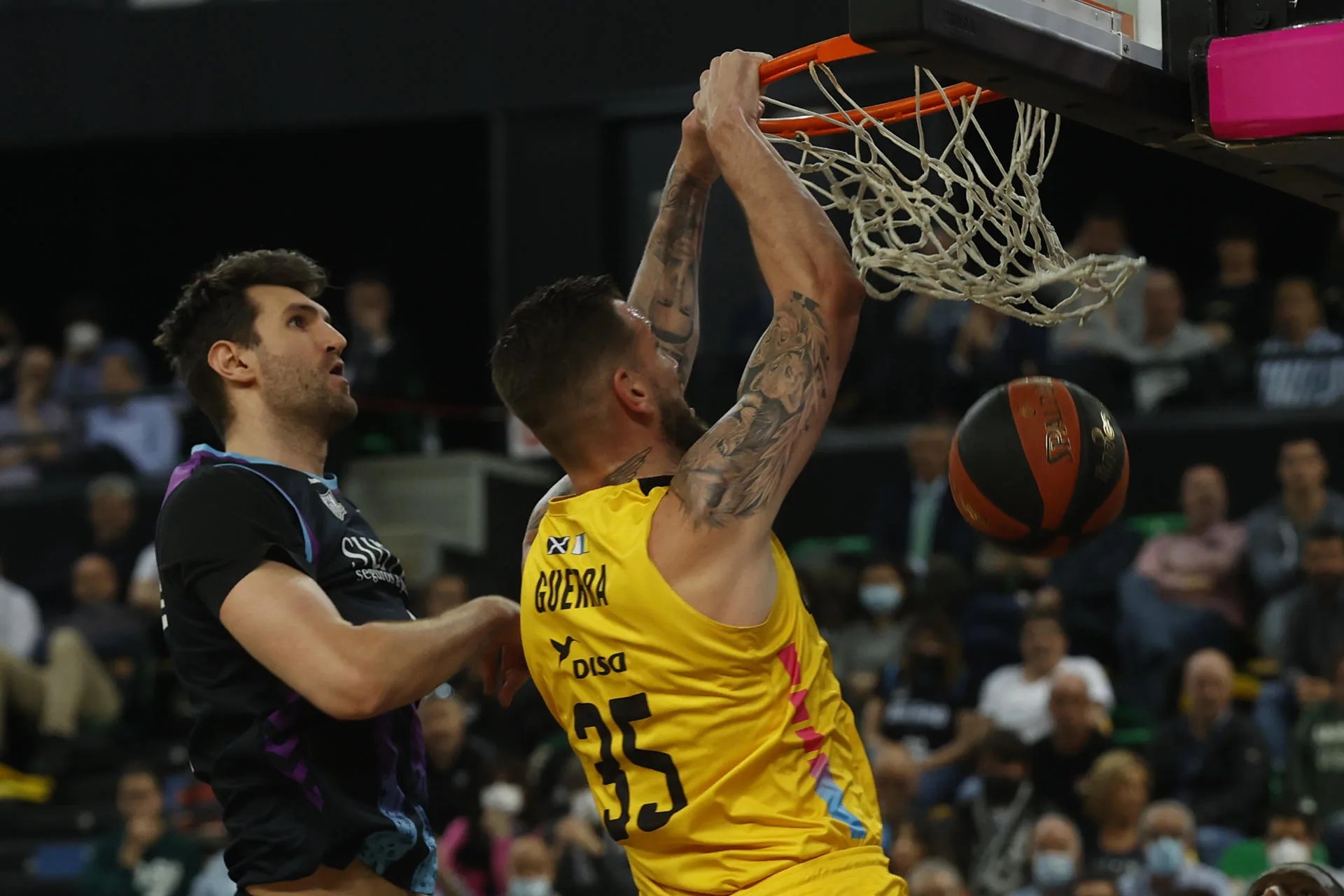 Imagen de archivo del pívot Fran Guerra (d) anotando ante Jeff Withey, del Bilbao Basket, durante un partido de Liga Endesa. EFE/Miguel Toña