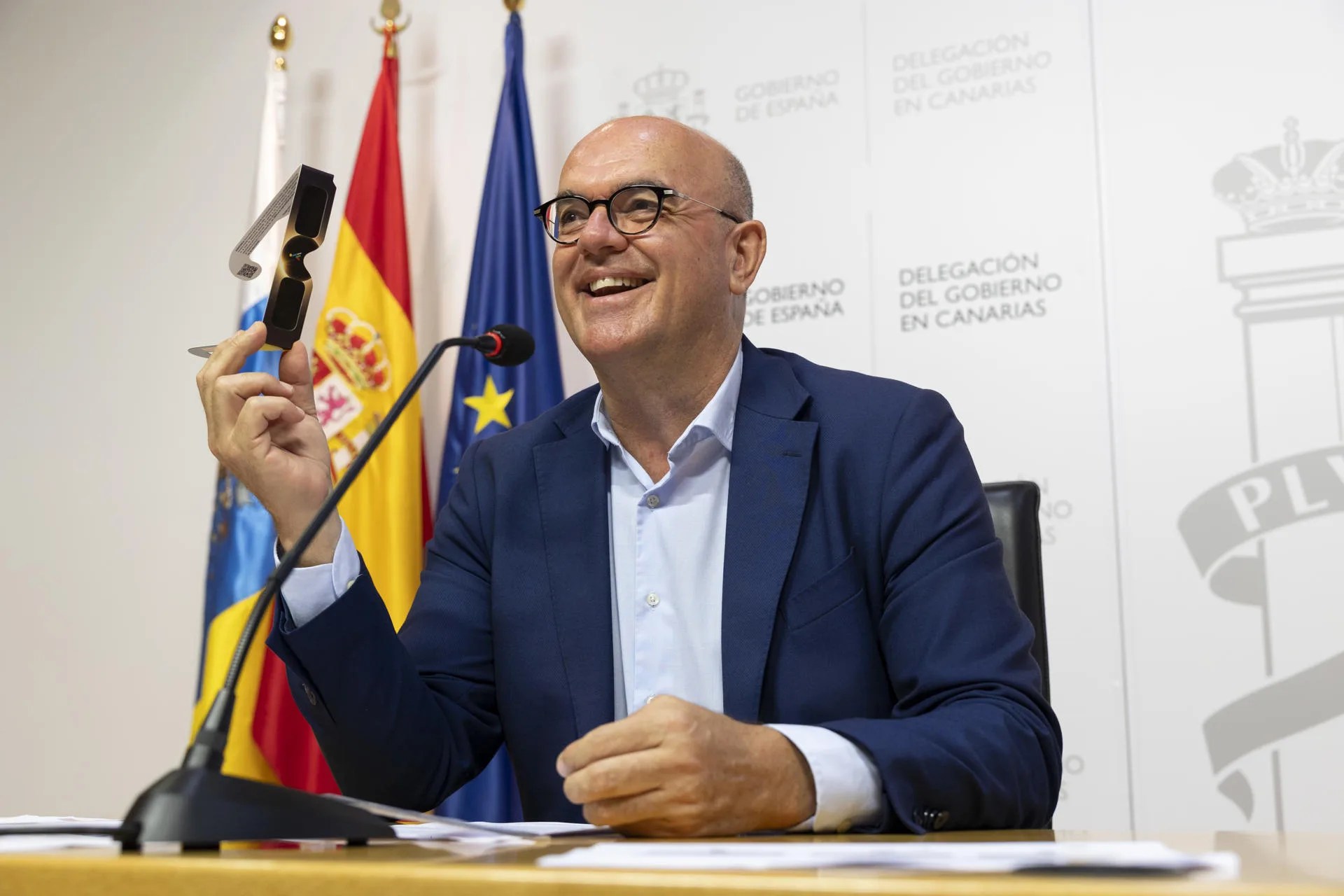 El delegado del Gobierno en Canarias, Anselmo Pestana, presentó este viernes los datos relativos a Canarias del informe de rendición de Cuentas de la acción de Gobierno de España en 2026. En la imagen, Pestana durante la rueda de prensa con unas gafas para ver el eclipse de sol. EFE/ Quique Curbelo