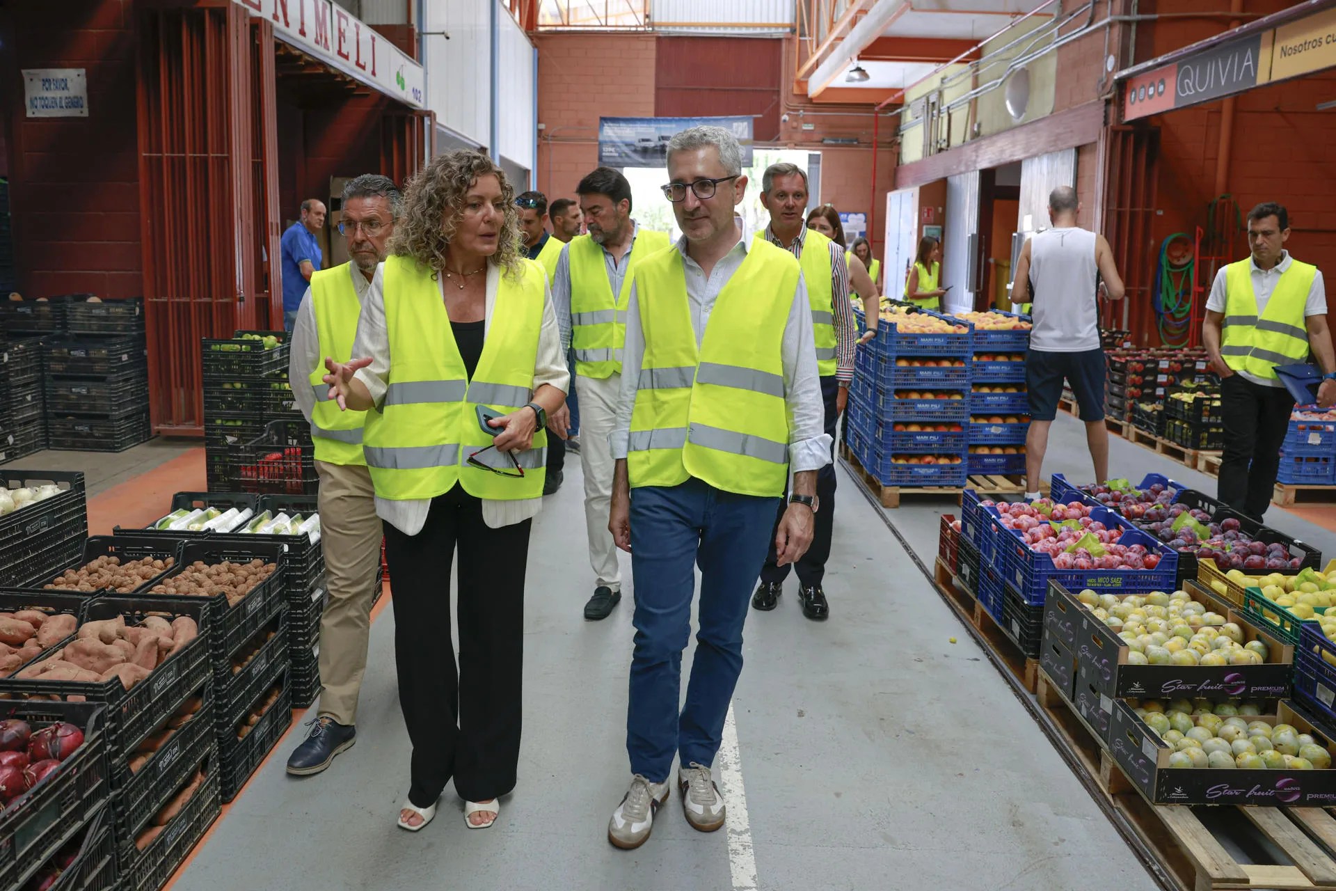 GRAFCVA5478. ALICANTE, 20/08/2026.- El ministro de Hacienda, Arcadi España, visita las instalaciones de Mercalicante, donde se reunirá con los responsables de mercado y con el presidente de Mercasa. En la imagen España (centro), durante su visita a las instalaciones. EFE/Pablo Miranzo
