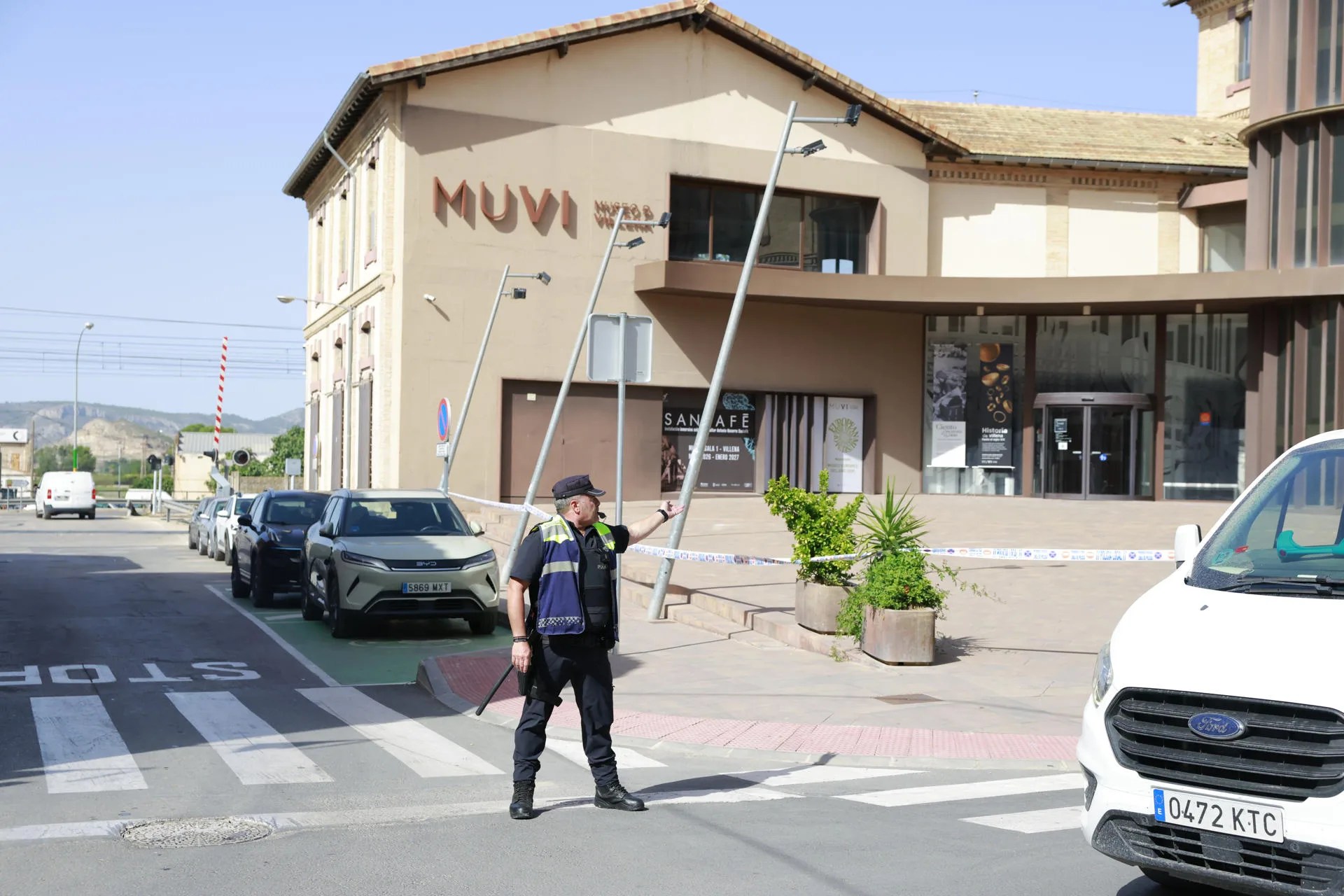 Presencia policial en los alrededores del Museo de Villena este jueves, tras el robo del Tesoro de Villena. EFE/ Pablo Miranzo
