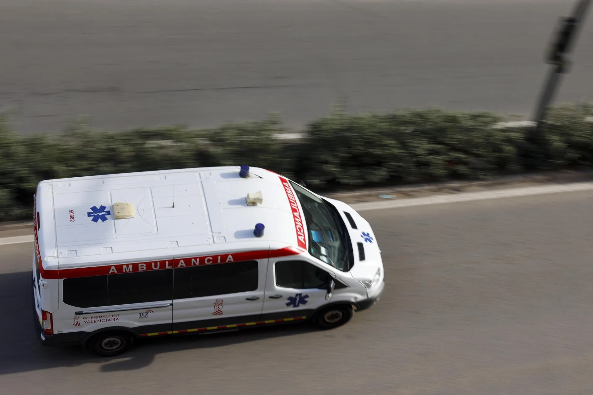 Una ambulancia circula de servicio en València. EFE/Ana Escobar