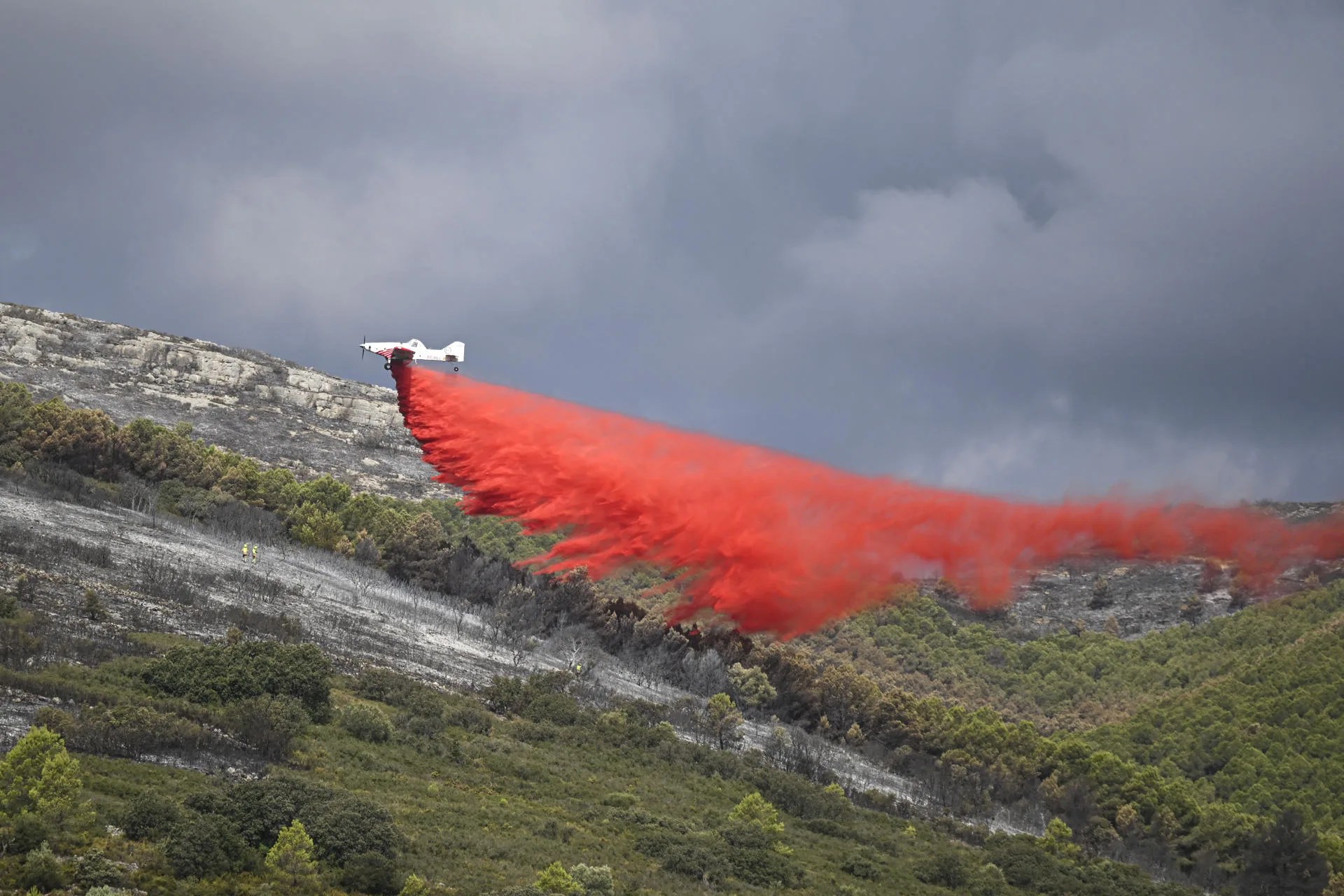 Los medios aéreos se reincorporan a la extinción del incendio forestal de Tírig (Castellón), declarado el pasado viernes a última hora de la tarde. EFE/Andreu Esteban