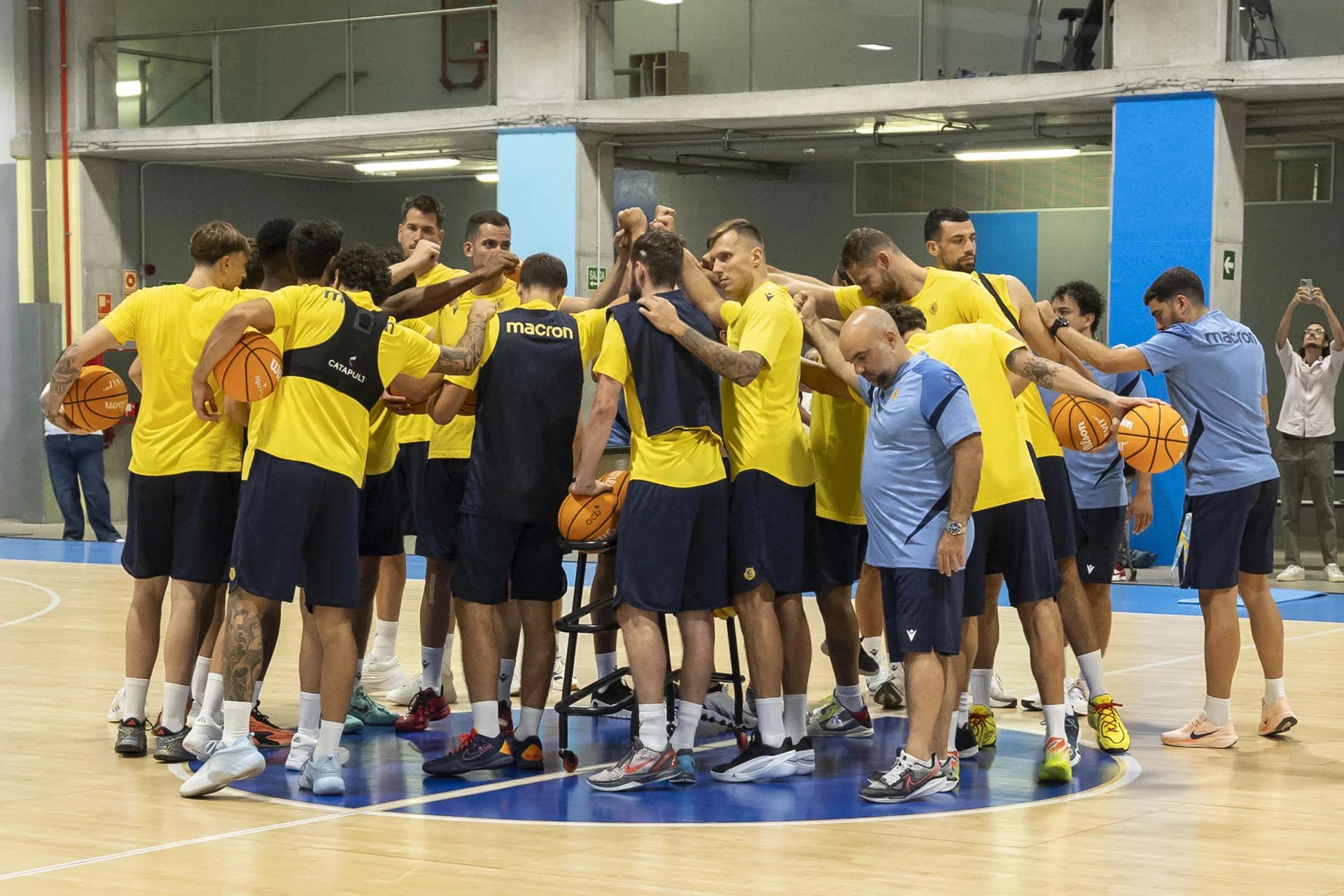 Con la plantilla al completo y multitud de canteranos, el Club Baloncesto Gran Canaria ha arrancado este lunes sus entrenamientos a las órdenes de Bruno Savignani, con especial foco en establecer un buen grupo para luchar por el ascenso a la máxima categoría del baloncesto español. En la imagen, un momento del entrenamiento. EFE/ Quique Curbelo