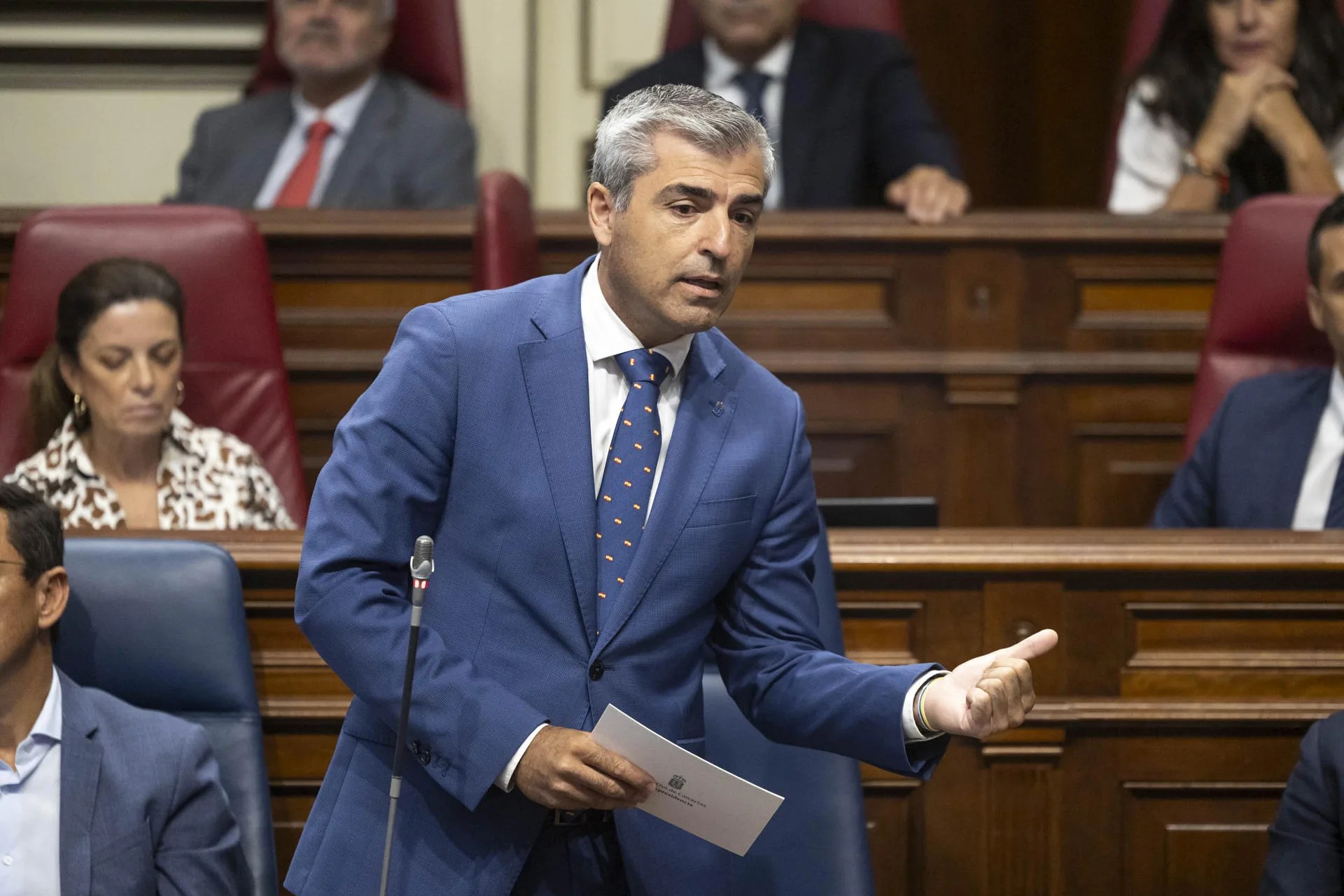 Imagen de archivo del vicepresidente del Gobierno de Canarias, Manuel Domínguez, durante una intervención en el pleno del Parlamento de Canarias. EFE/ Miguel Barreto