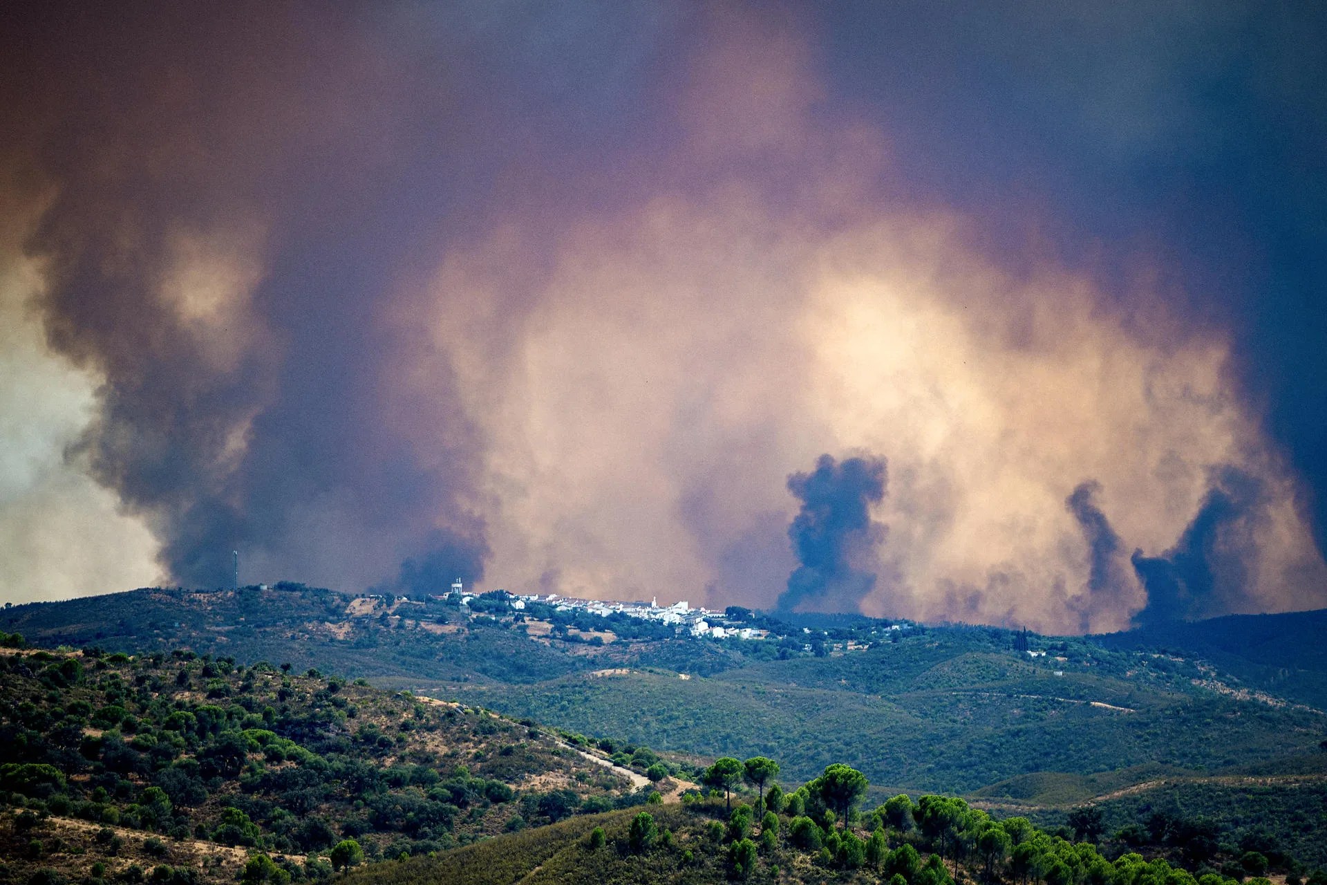 Vista del incendio de Niebla (Huelva), cuyas hectáreas afectadas se han duplicado respecto a ayer y se elevan a 8.000, aunque no todas están quemadas, según el consejero de Presidencia, Sanidad y Emergencias de la Junta de Andalucía, Antonio Sanz. EFE/ Mauri Buhigas
