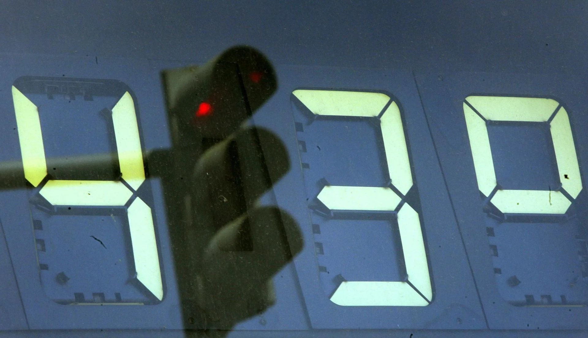 Un semáforo en rojo se refleja en un termómetro de la ciudad de València que marca 43 grados. EFE /Kai Försterling/Archivo
